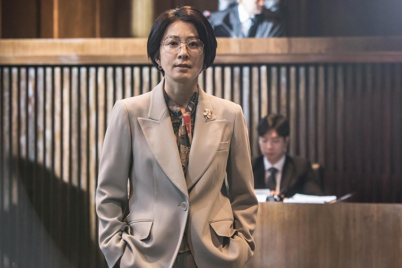 「韓國最美人妻」金喜愛在新片《她們的故事》中，剪短招牌長髮並刷白增齡飾演幫助慰安婦奶奶們的旅行社社長。（采昌國際多媒體提供）