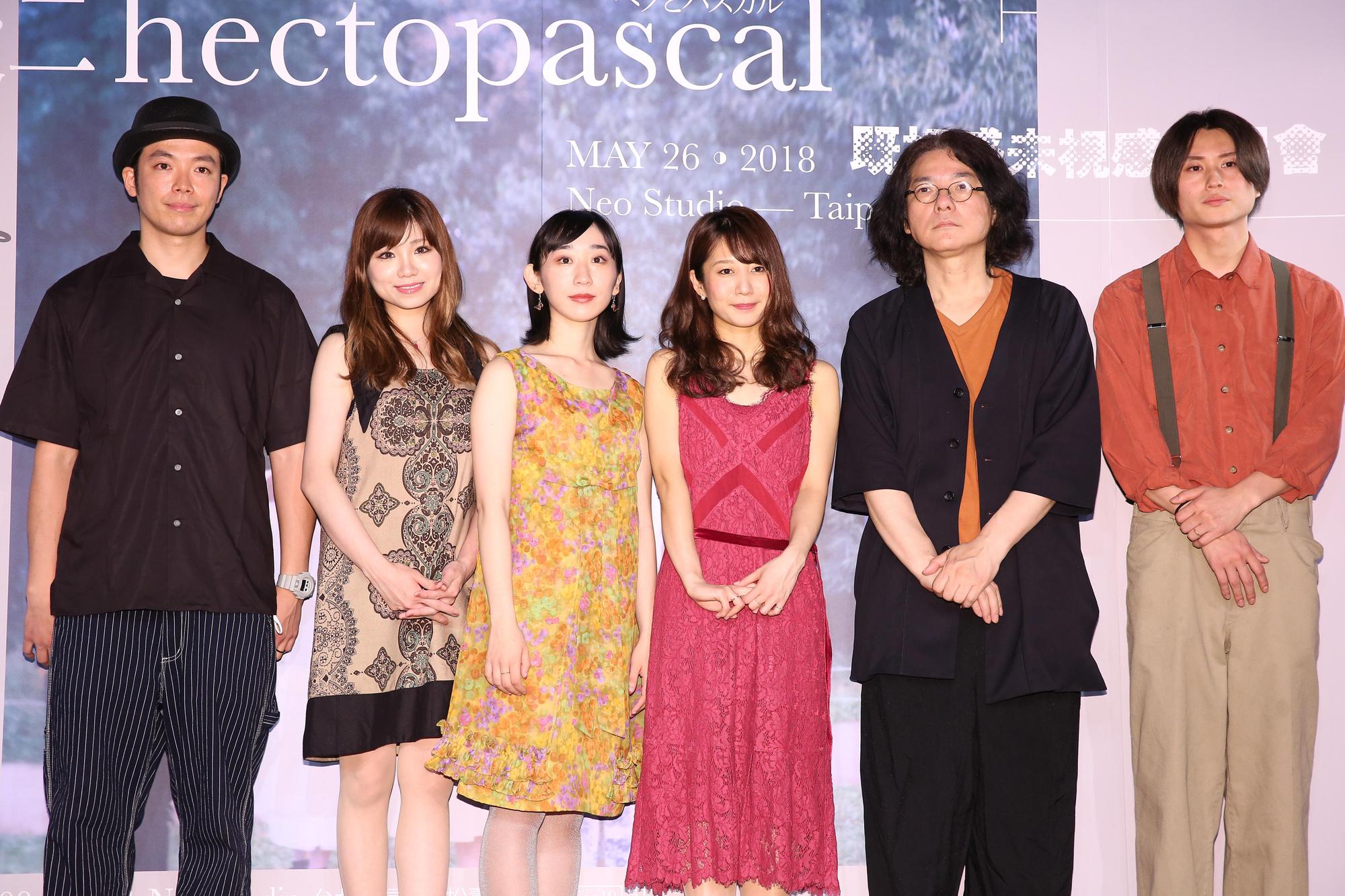 「hectopascal」樂團由大提琴手林田順平(左起)、小提琴手荒井桃子、主唱椎名琴音、鋼琴手桑原真子、吉他手岩井俊二與吉他手陽輔組成。