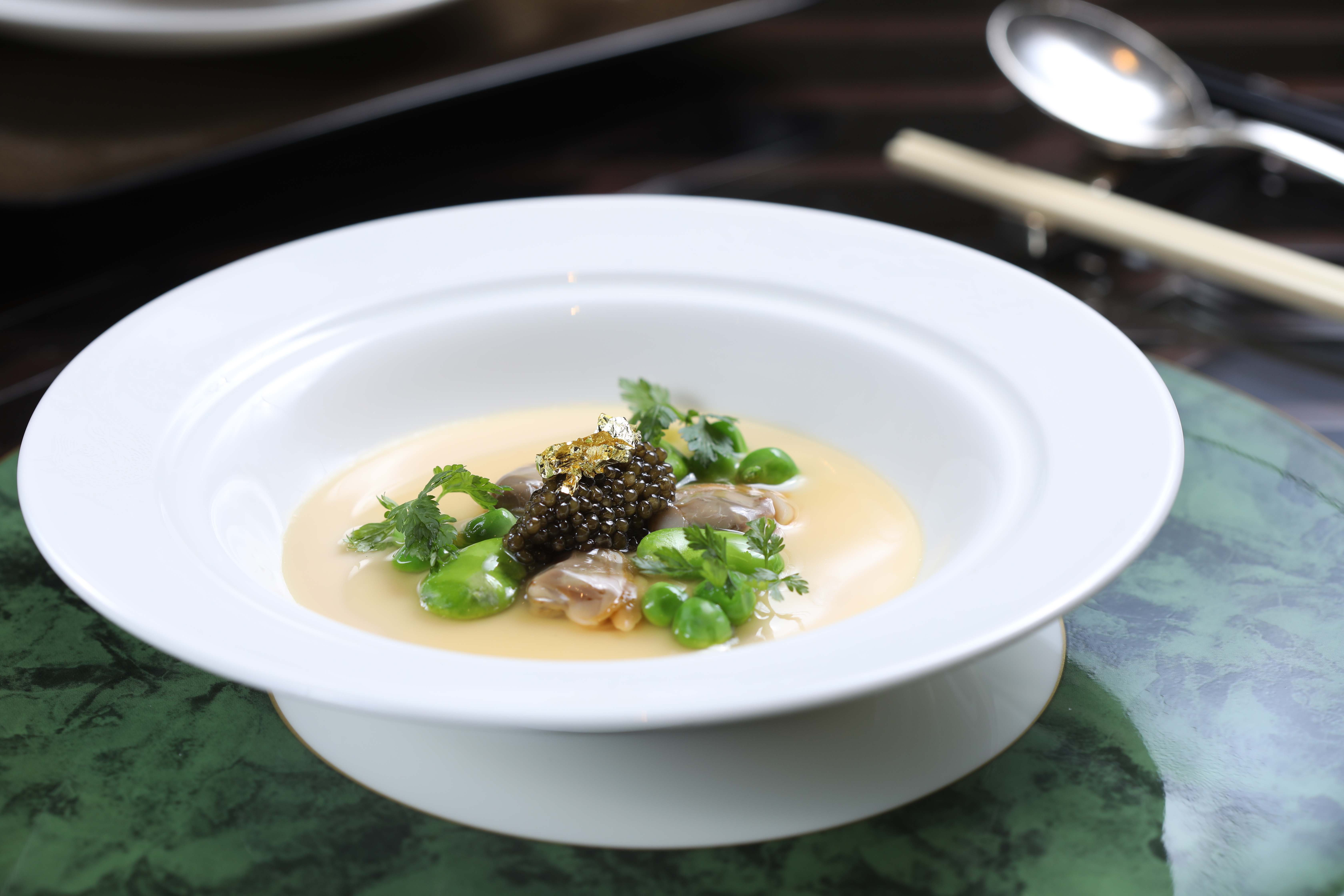 巴黎香宮主廚李森的拿手菜「魚子醬蠶豆蒸蛋」，以魚子醬的鹹味帶出當令蠶豆的甜美，蒸蛋則是完美的中介。（26歐元／位，約NT$915）