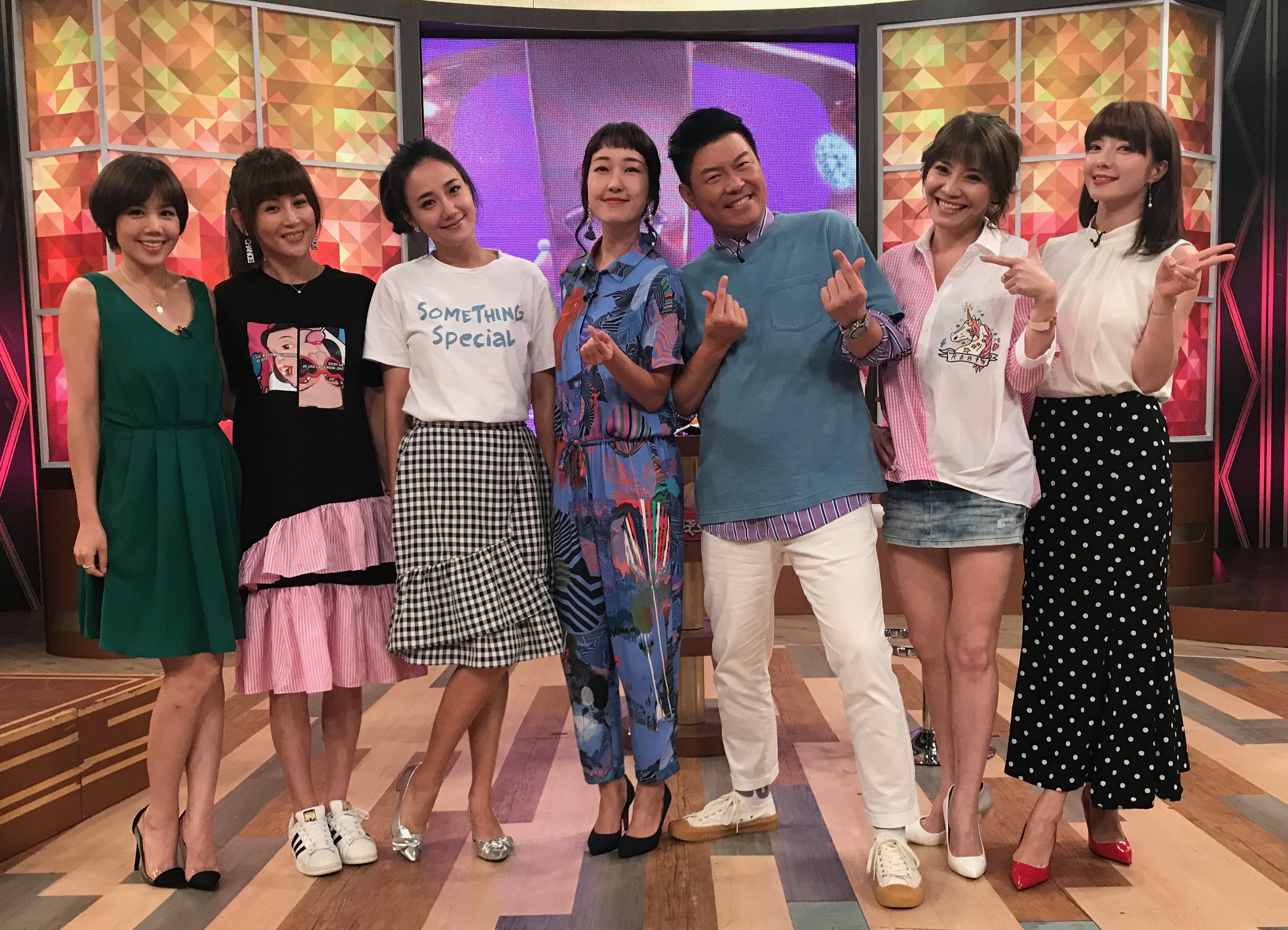 楊羽霓（右一）投資網購有過不愉快經驗。（衛視中文台提供）