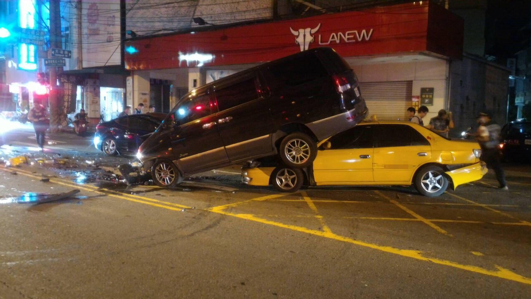 廂型車遭自小客車迎面對撞，被後方計程車推擠2輪懸空，畫面驚險。（警方提供）