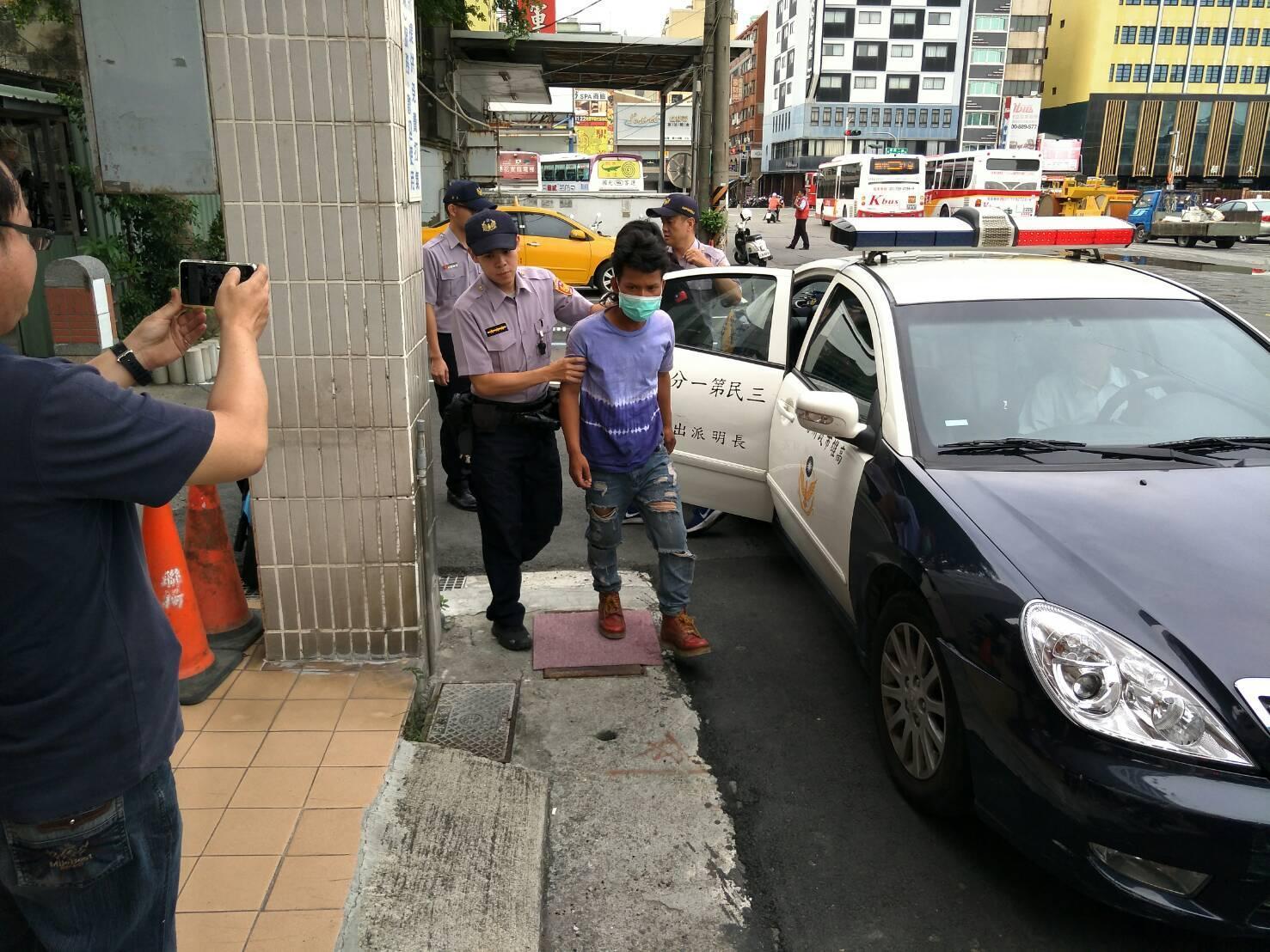 三民區PUB漁工集體鬥毆,警方已前往帶回4名犯嫌,正調查釐清中。(警方提供)
