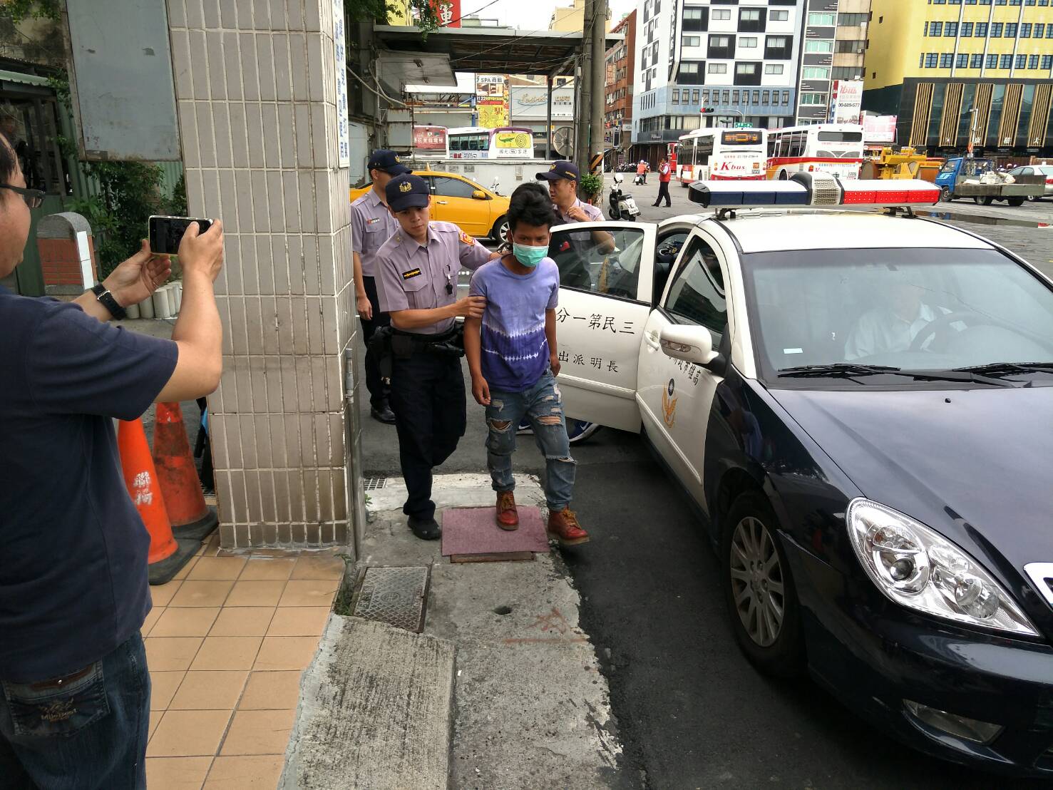三民區PUB漁工集體鬥毆，警方已前往帶回4名犯嫌，正調查釐清中。（警方提供）
