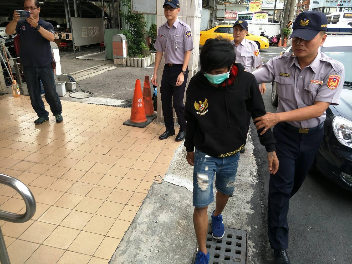 警方逮捕前鎮漁港漁船外籍漁工,帶回偵訊。(警方提供)