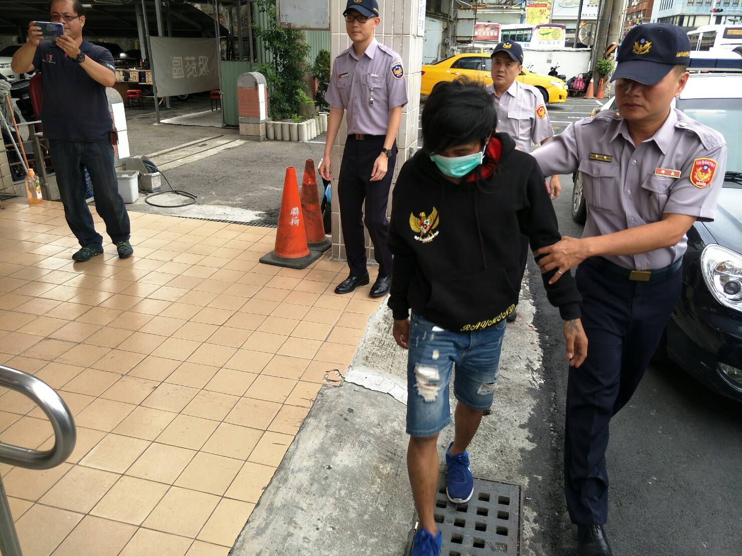 警方逮捕前鎮漁港漁船外籍漁工，帶回偵訊。（警方提供）