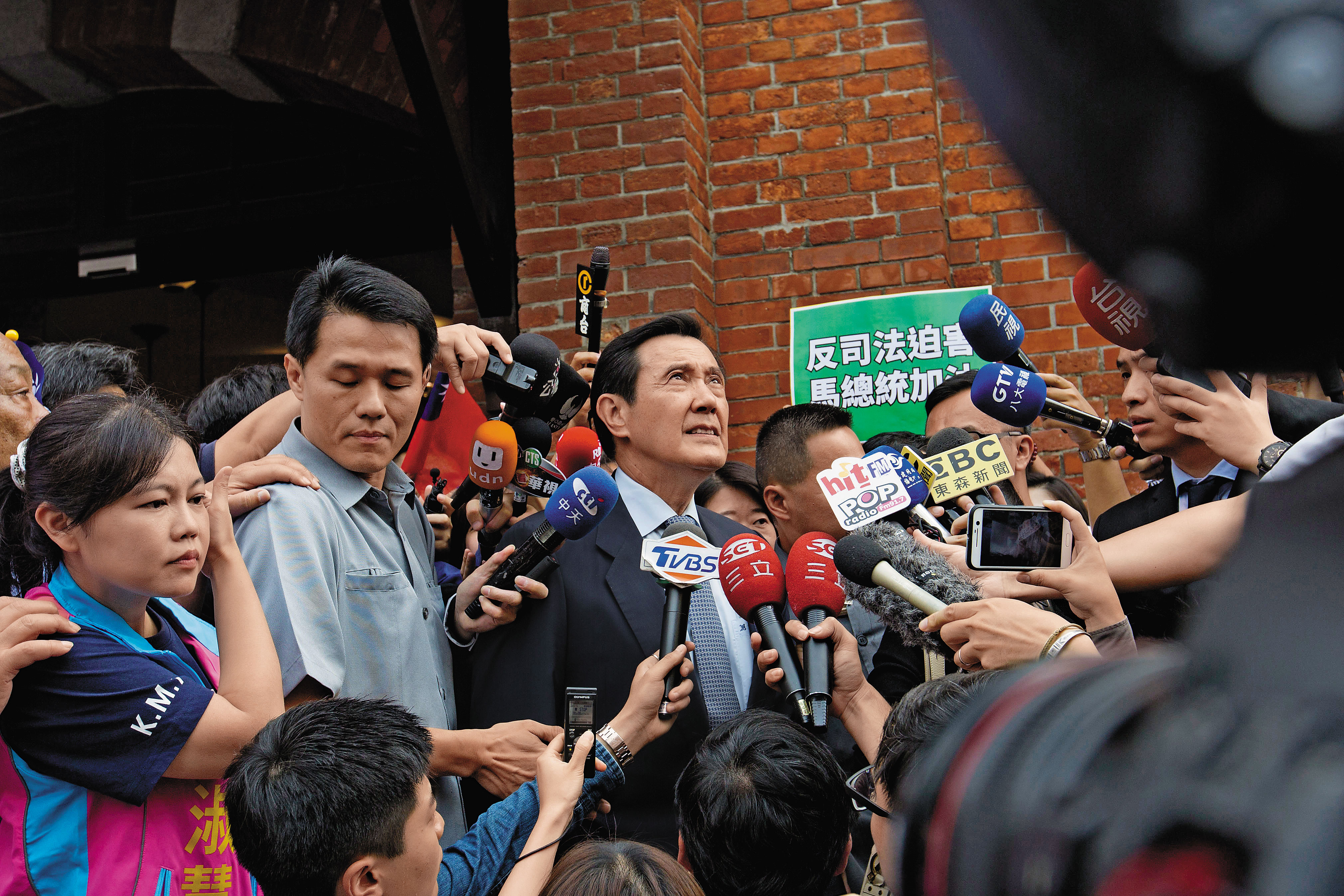 馬英九決定回饋前中時集團老闆余建新四．八億元，涉及賤賣黨產，遭台北地檢署依背信罪起訴。