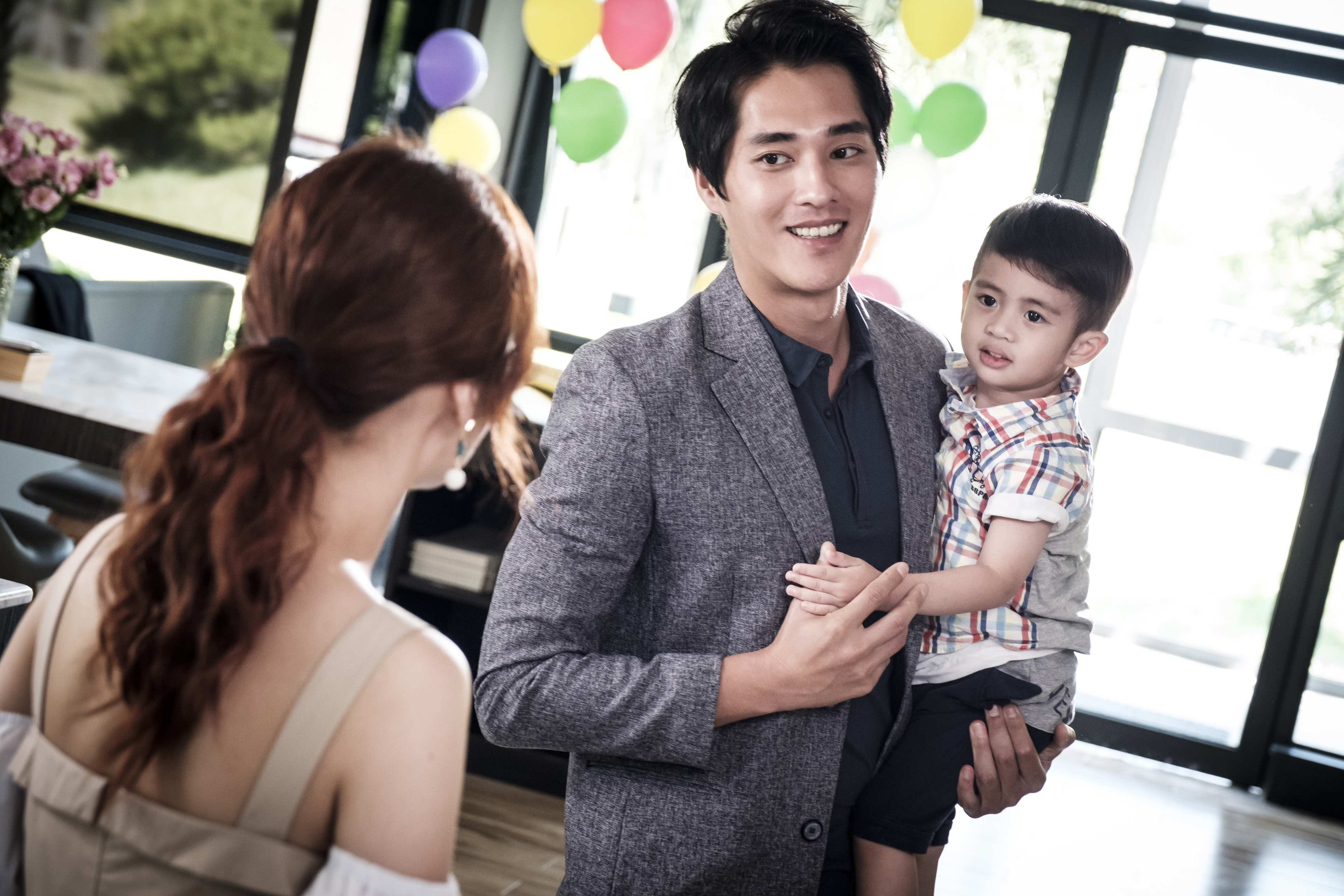 藍正龍與戲裡的小童星感情很好，常常一起玩得很開心。（八大提供）