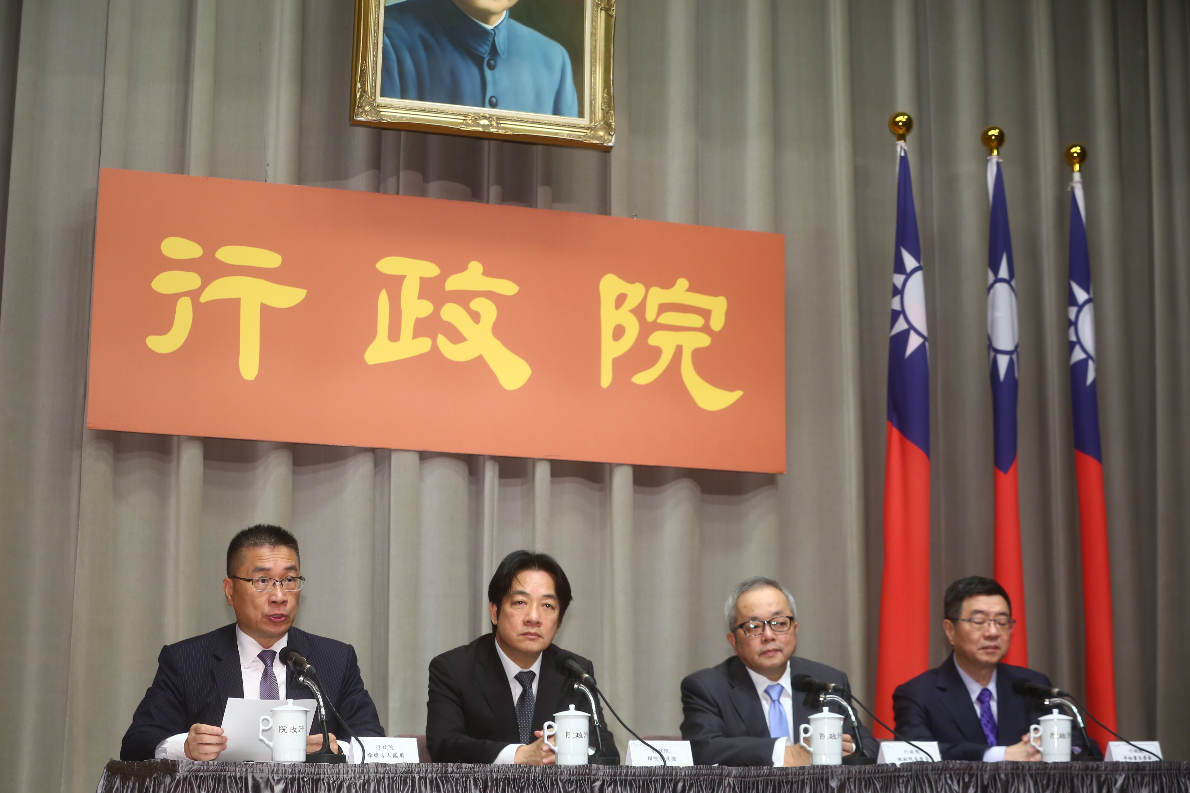 行政院會後，由行政院長賴清德率副院長、祕書長與發言人召開記者會宣布7個部會的內閣變動。