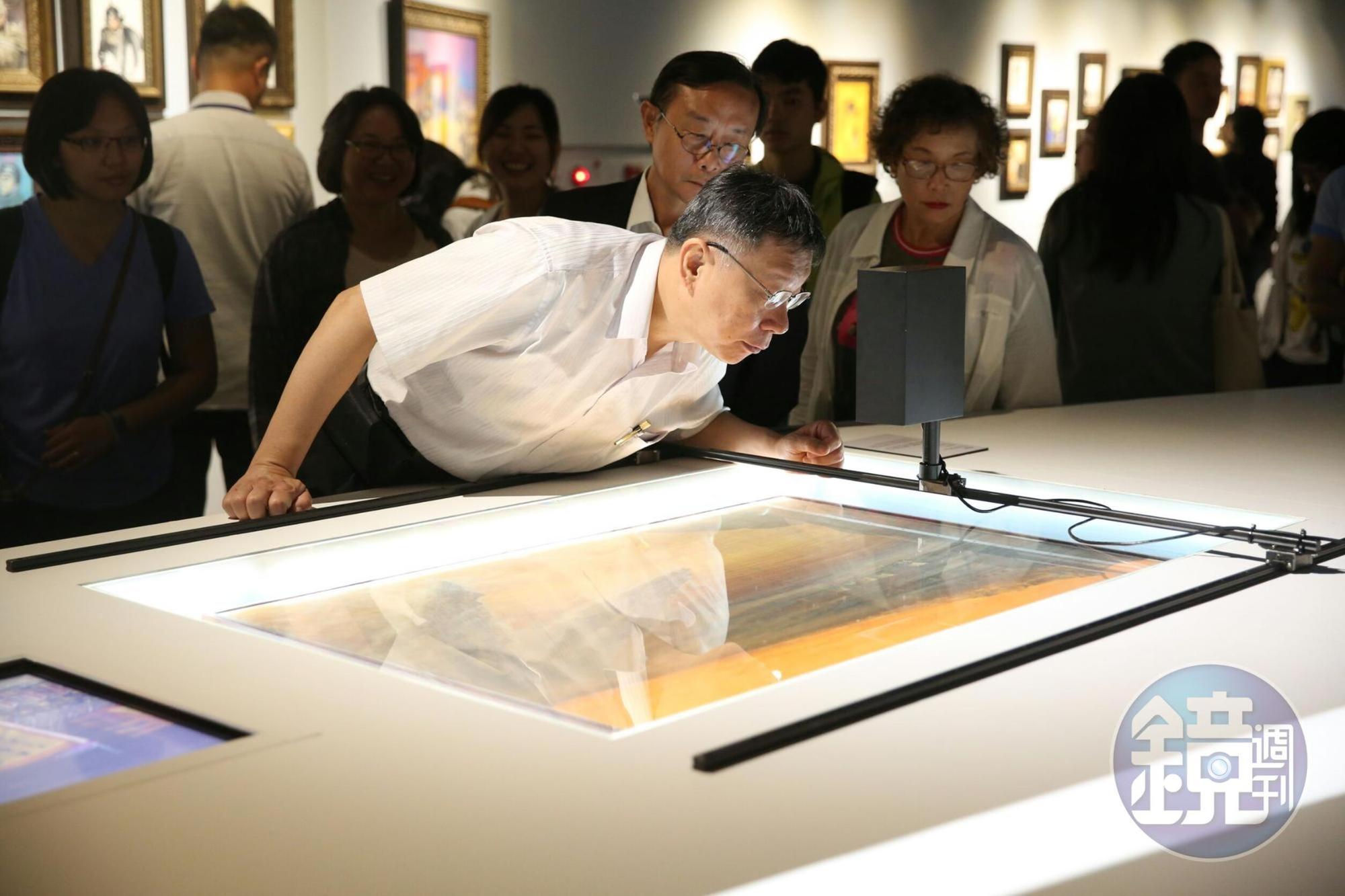 柯文哲參觀鄭問故宮大展，還會趴下來近看作品。