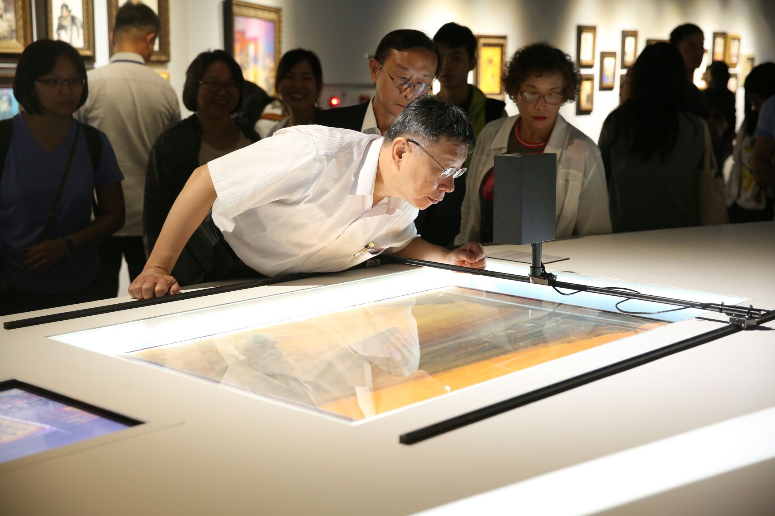 柯文哲參觀鄭問故宮大展，還會趴下來近看作品。
