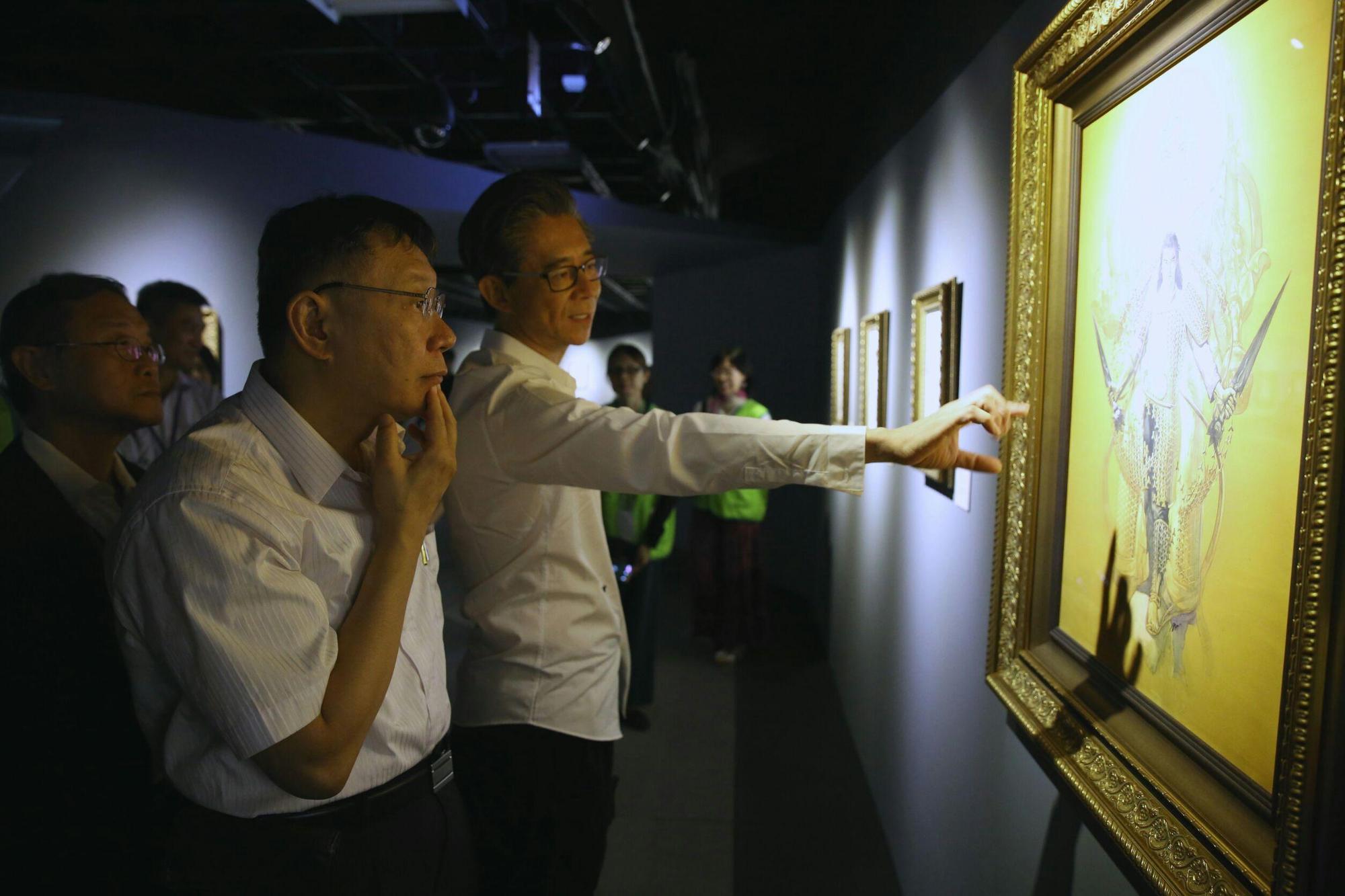 柯文哲參觀鄭問故宮大展，策展人鍾孟舜陪同導覽。