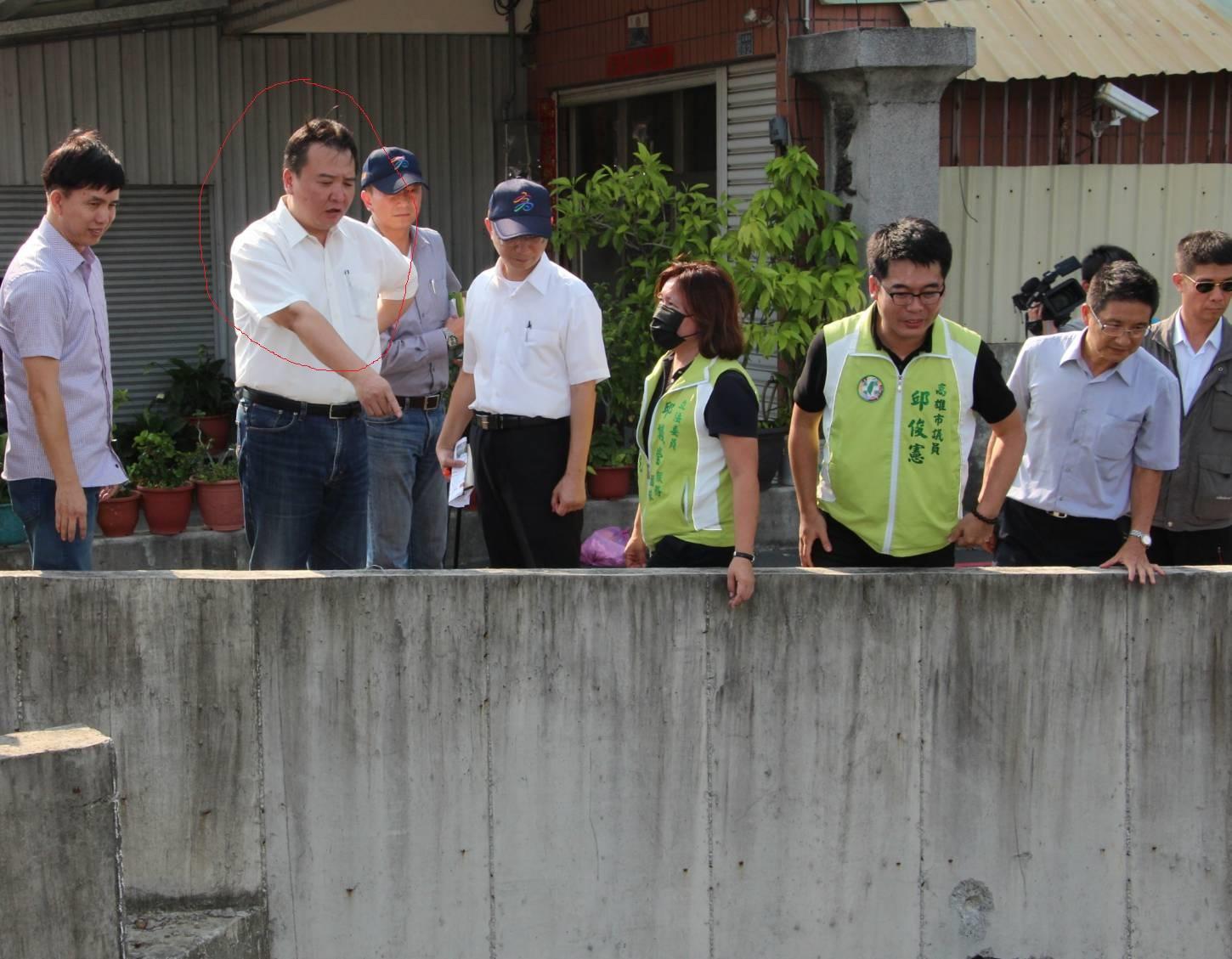 高雄代理市長許立明10號視察大樹區防颱準備時,眼尖發現有不明泡沫,意外抓到偷排業者。(高市新聞局提供)