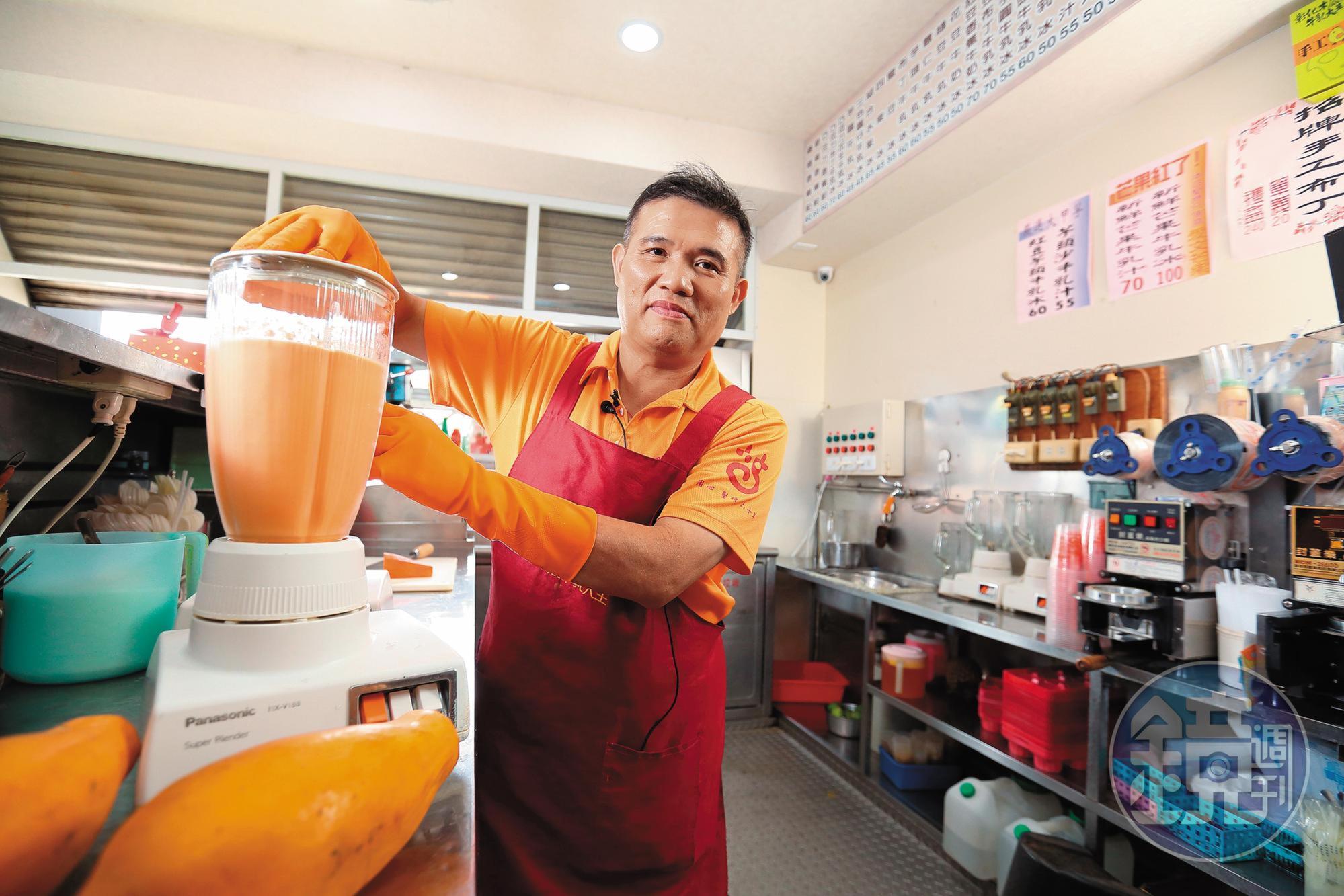 彰化木瓜牛乳大王創始店第二代盧信彰，從國小就幫忙父親賣冰，做生意至今已近半世紀。