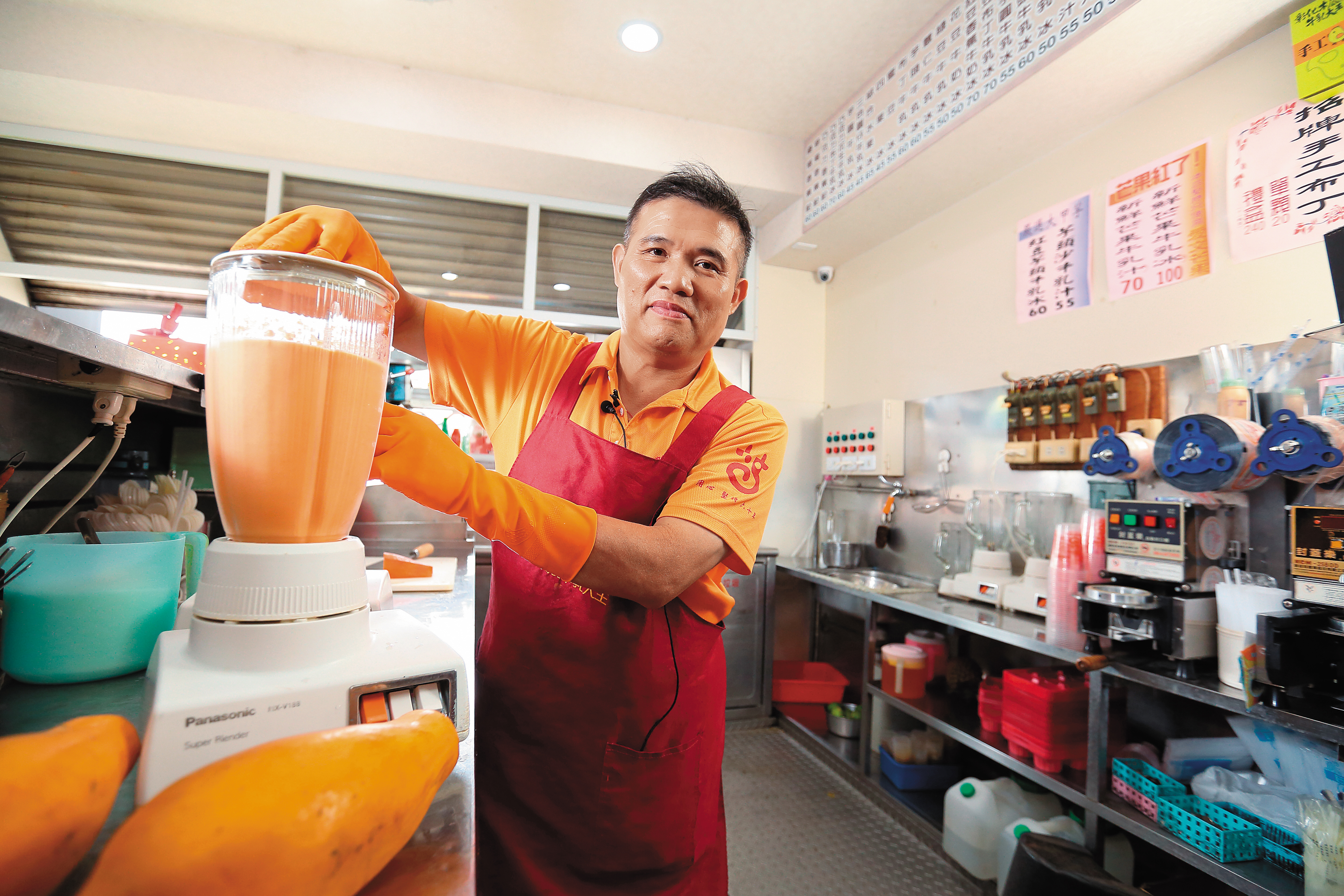 彰化木瓜牛乳大王創始店第二代盧信彰，從國小就幫忙父親賣冰，做生意至今已近半世紀。