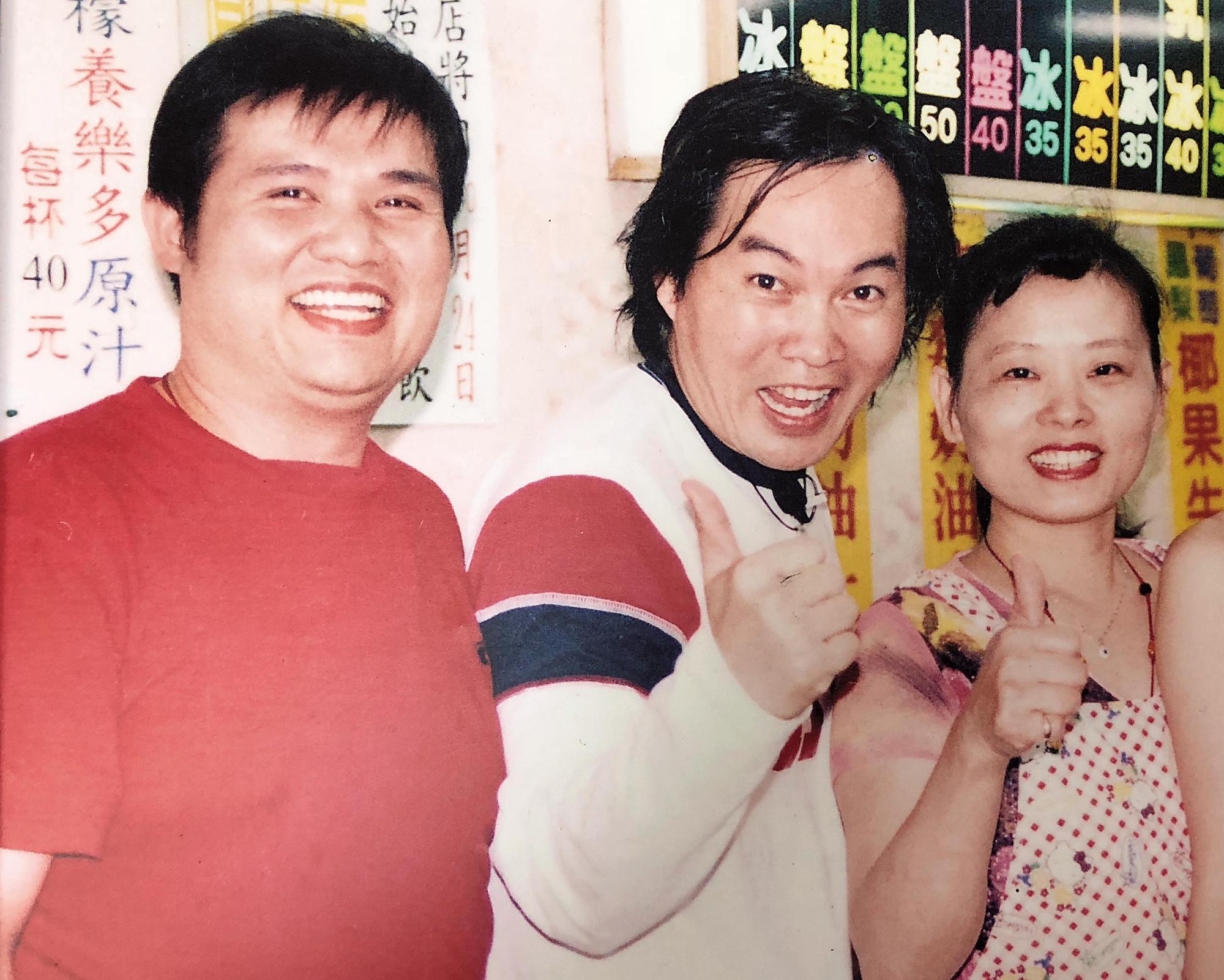 彰化木瓜牛乳大王創始店盧信彰（左）、林秀丹（右）夫妻，靠賣冰拉拔3個孩子長大。圖中為藝人康康。（盧信彰提供）