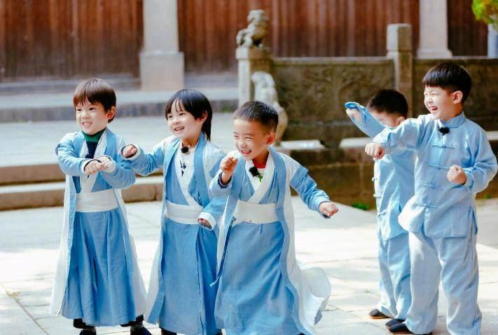 Jasper與一群小朋友露出呆萌笑容。（翻攝新浪娛樂）