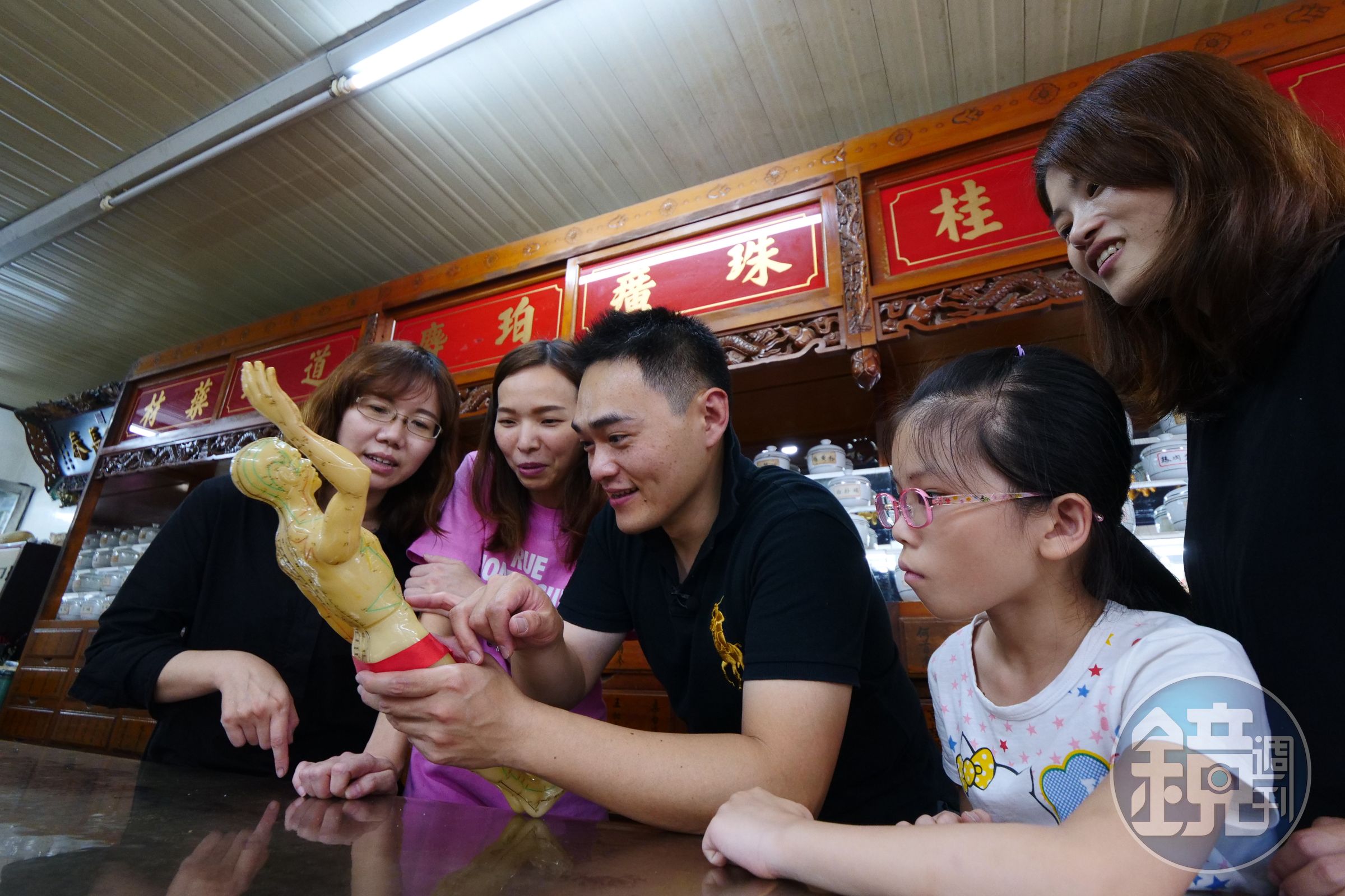 「大春堂蔘藥行」新掌櫃范綱軒（右3）暱稱小銅人為「金剛芭比」，將中藥融入生活體驗。