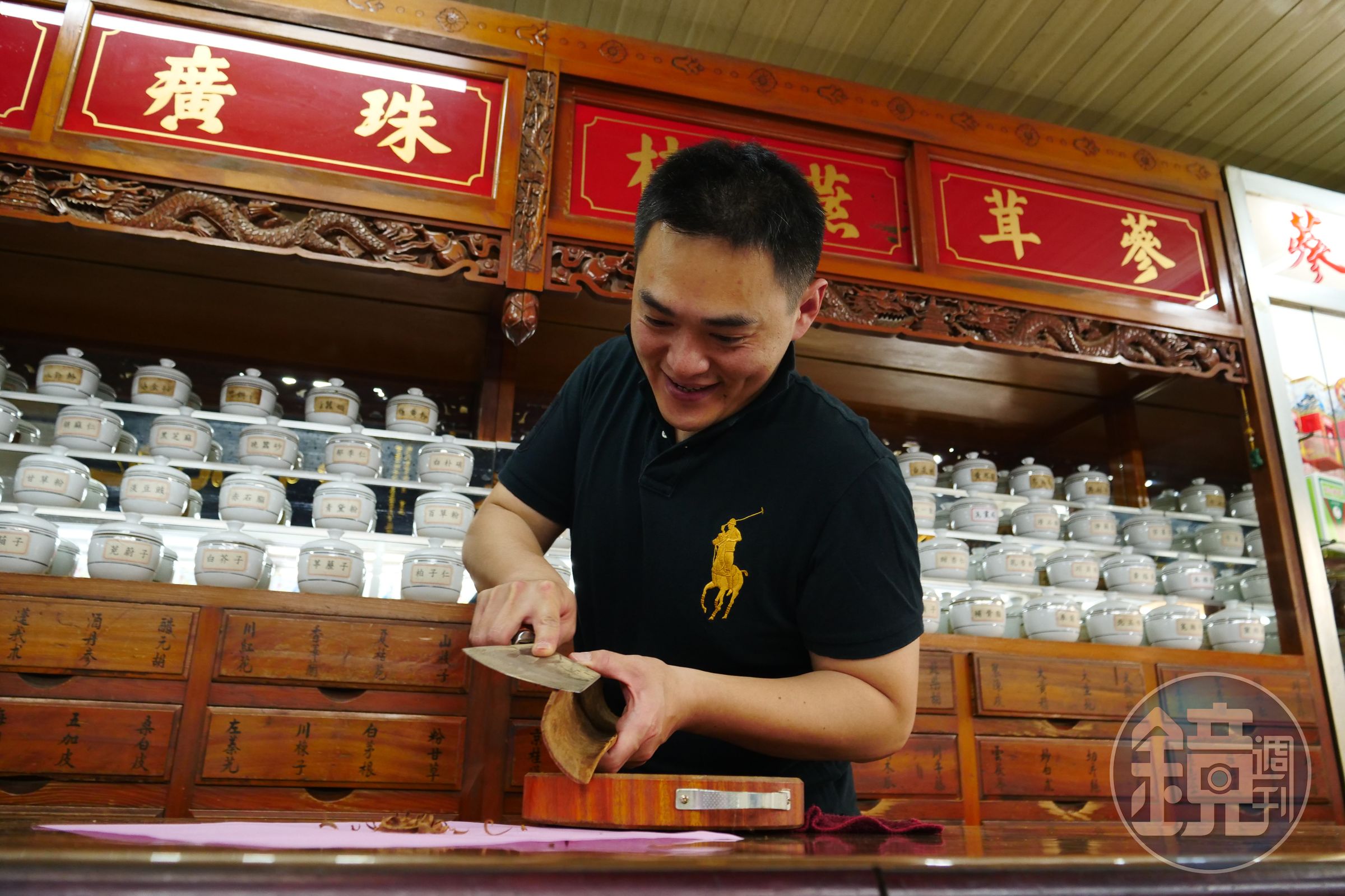 大春堂的二代主人范綱軒擁有扎實的中藥底子。
