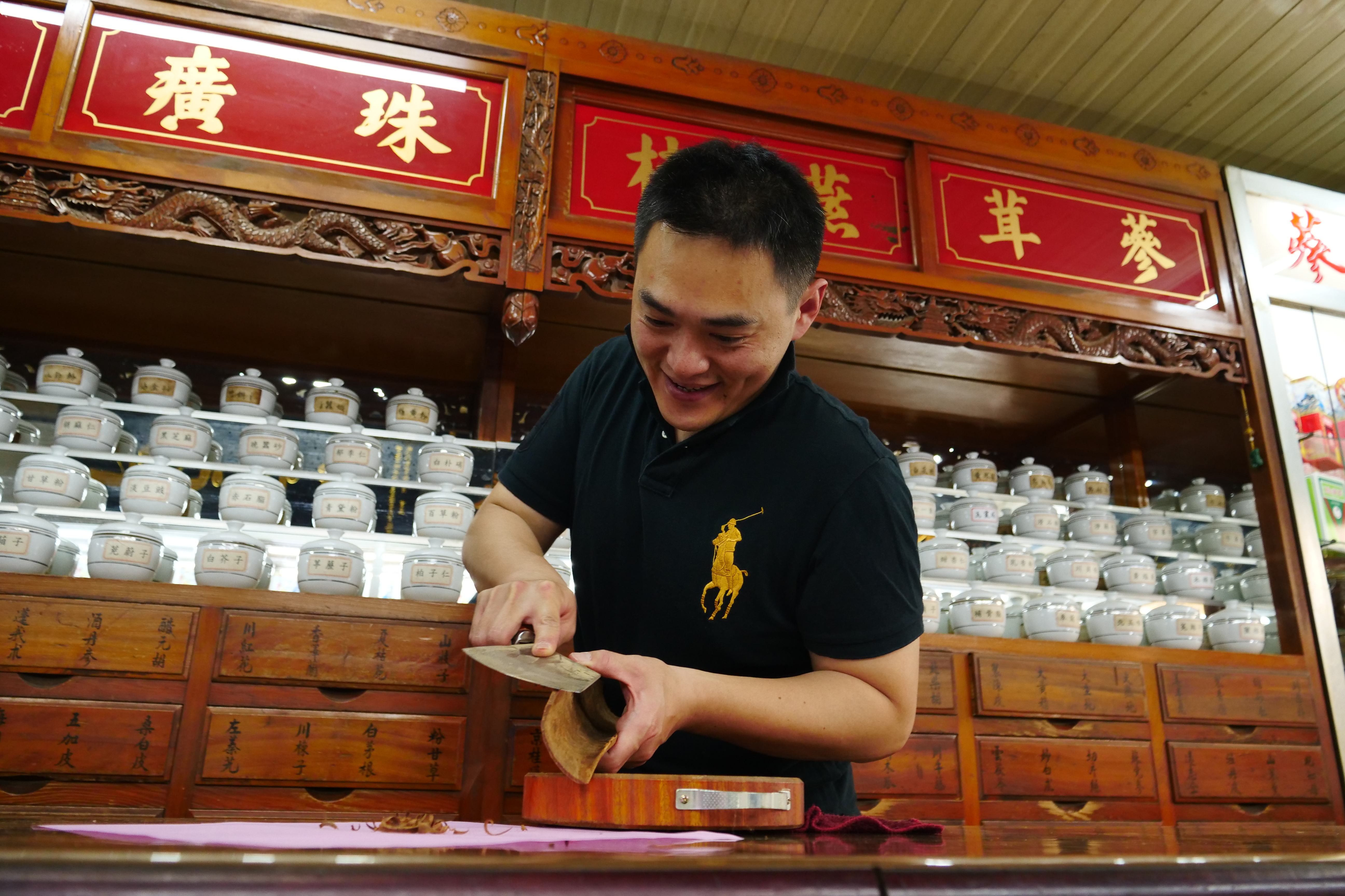 大春堂的二代主人范綱軒擁有扎實的中藥底子。