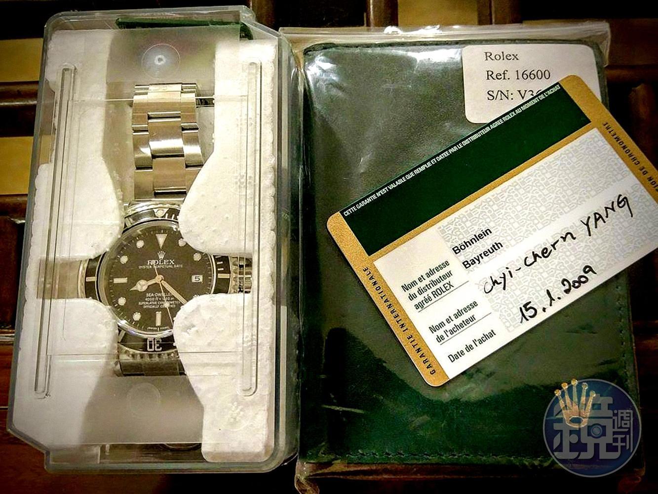 當年Sea-Dweller 16600台灣公司貨僅引進倒數第二批的M字頭，最末代V字頭僅於國外AD販售，搭配面盤深度標示短ft字樣更是稀有。
