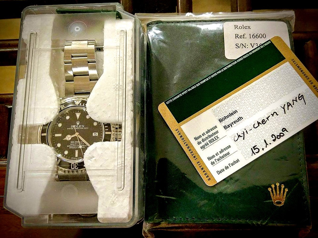 當年Sea-Dweller 16600台灣公司貨僅引進倒數第二批的M字頭，最末代V字頭僅於國外AD販售，搭配面盤深度標示短ft字樣更是稀有。