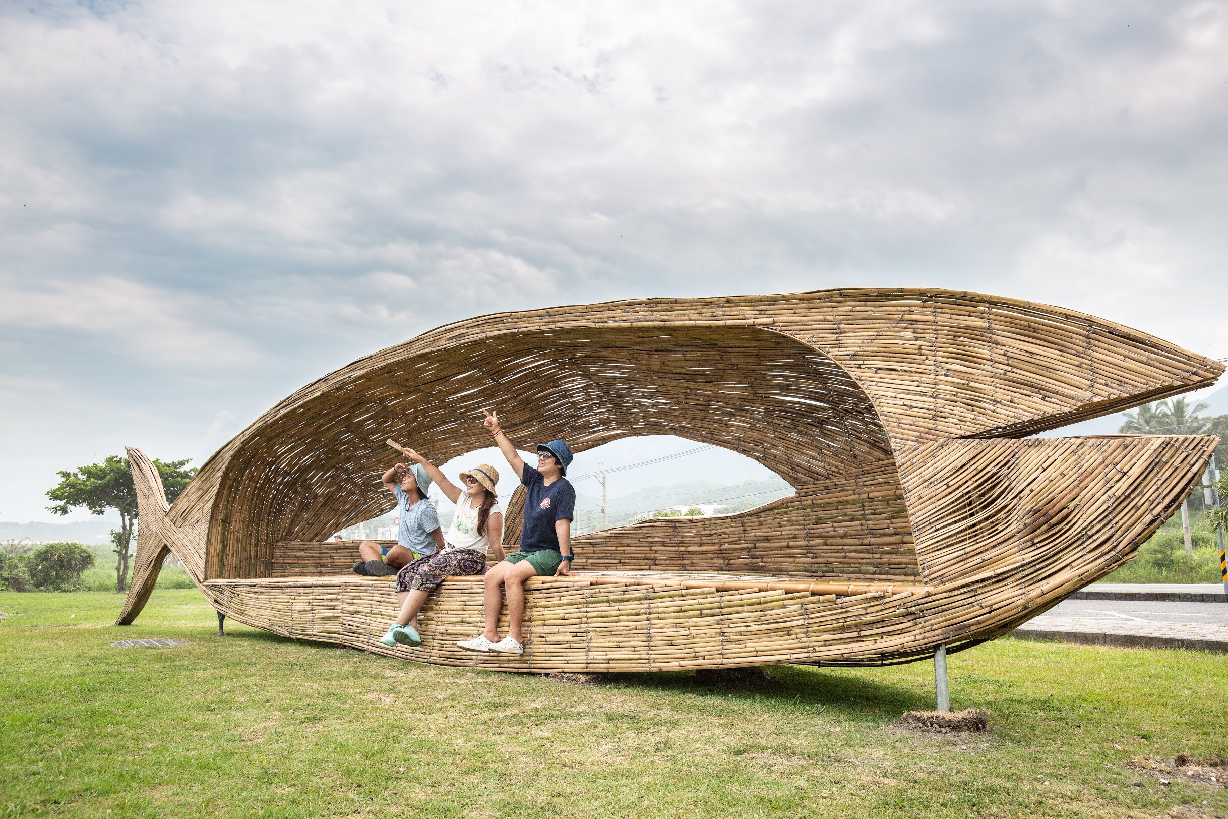 安聖惠《放在那邊的海》外觀是大型的魚，坐在裡頭，眼前就是太平洋。