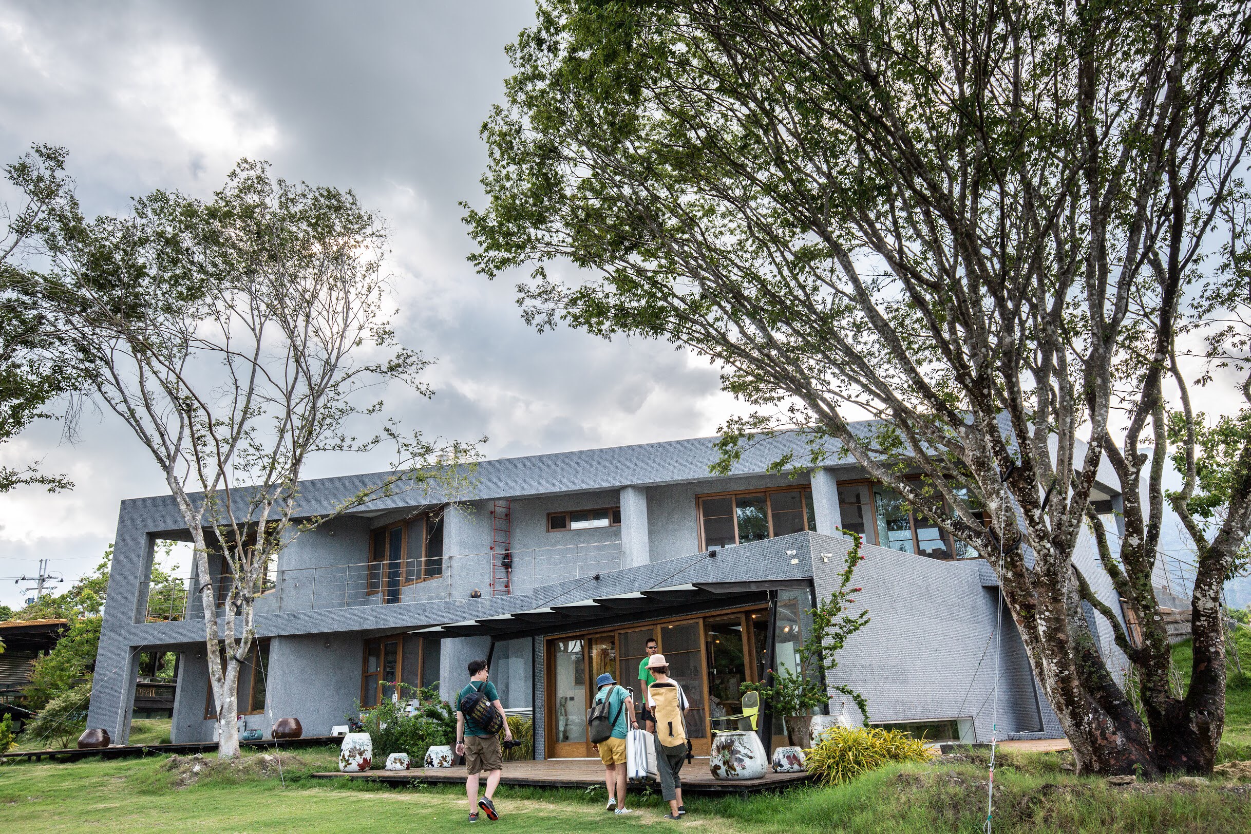 石一方的外觀走沉穩風格，特殊但極具美感。