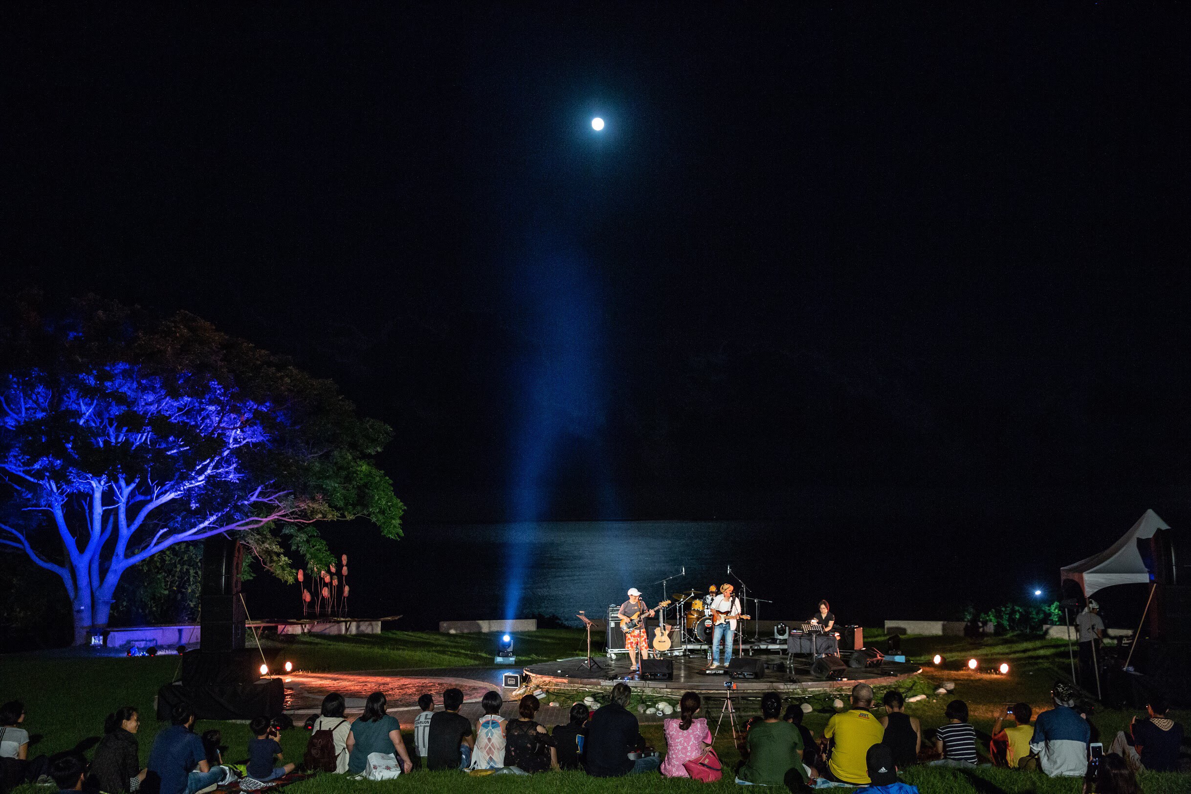 來自花蓮的湯姆與哈克，演唱時月光灑落海面。