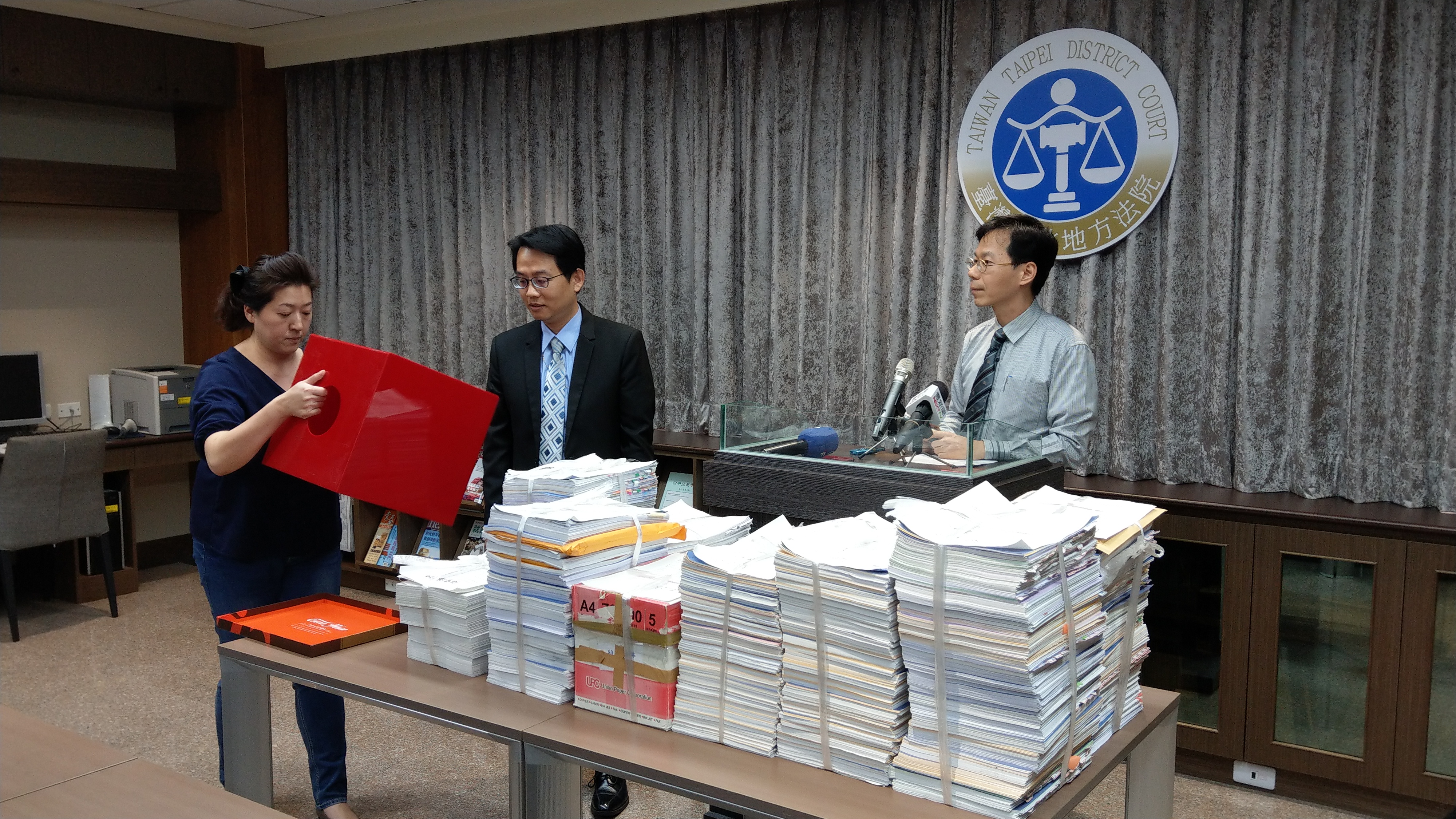 台北地檢署起訴馬英九，起訴書共762頁，由台北地院黃柄縉(右)、葉力旗(中)2位庭長主持公開抽籤。