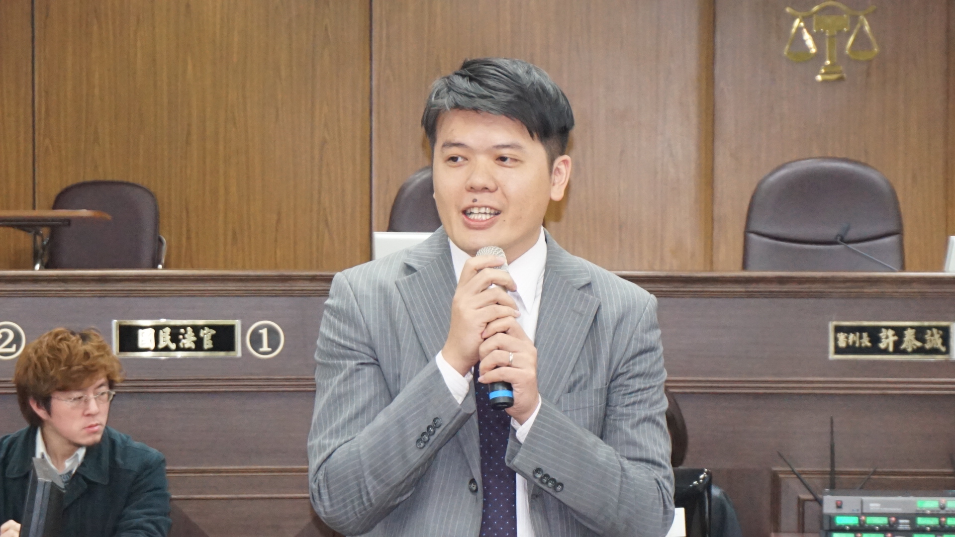 台北地院型男法官鄭昱仁將承審馬英九三中案，但9月後將換法官。