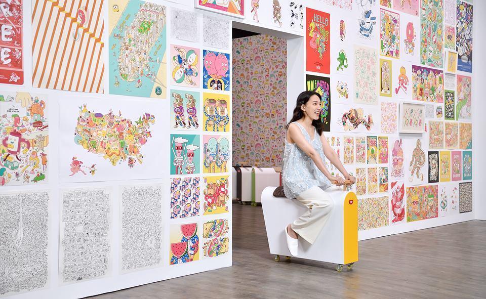 西班牙設計師兄弟檔BROSMIND作品來台展出,展覽現場可以騎著Boom Boom Car 穿梭展覽空間。(翻攝自官方FB)