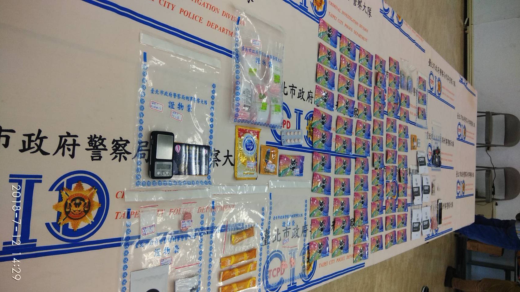 被查獲的七彩惡魔咖啡包、毒梅錠、毒果凍等犯罪證物。（警方提供）