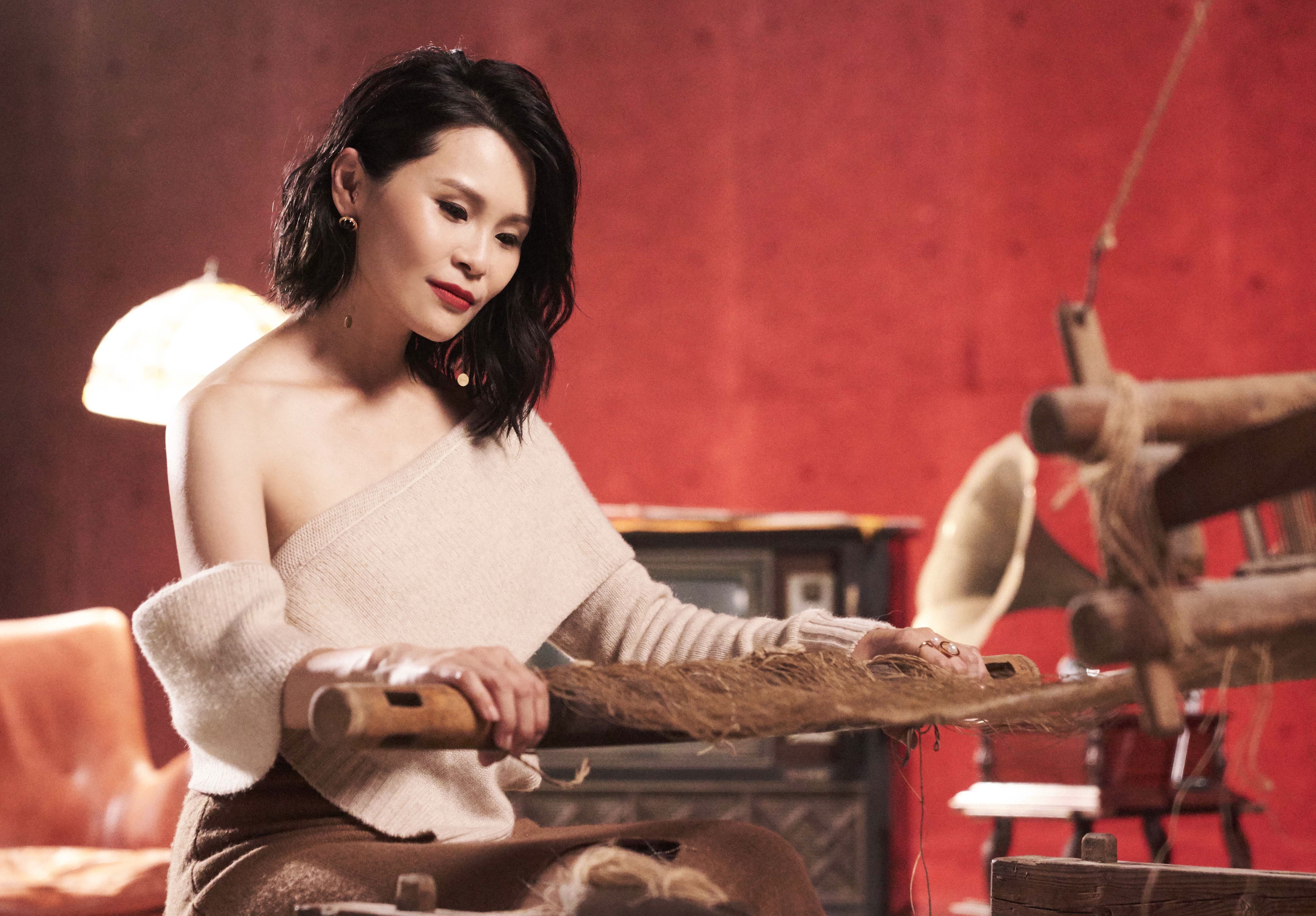 36度高溫穿毛衣，周蕙拍MV險被熱昏。（華研提供）