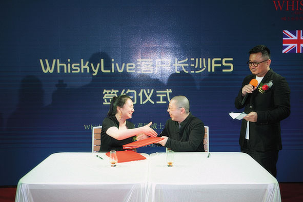 Whisky Live的代表(左)與105酒吧代表袁楚(右),在現場賓客見證下簽約。