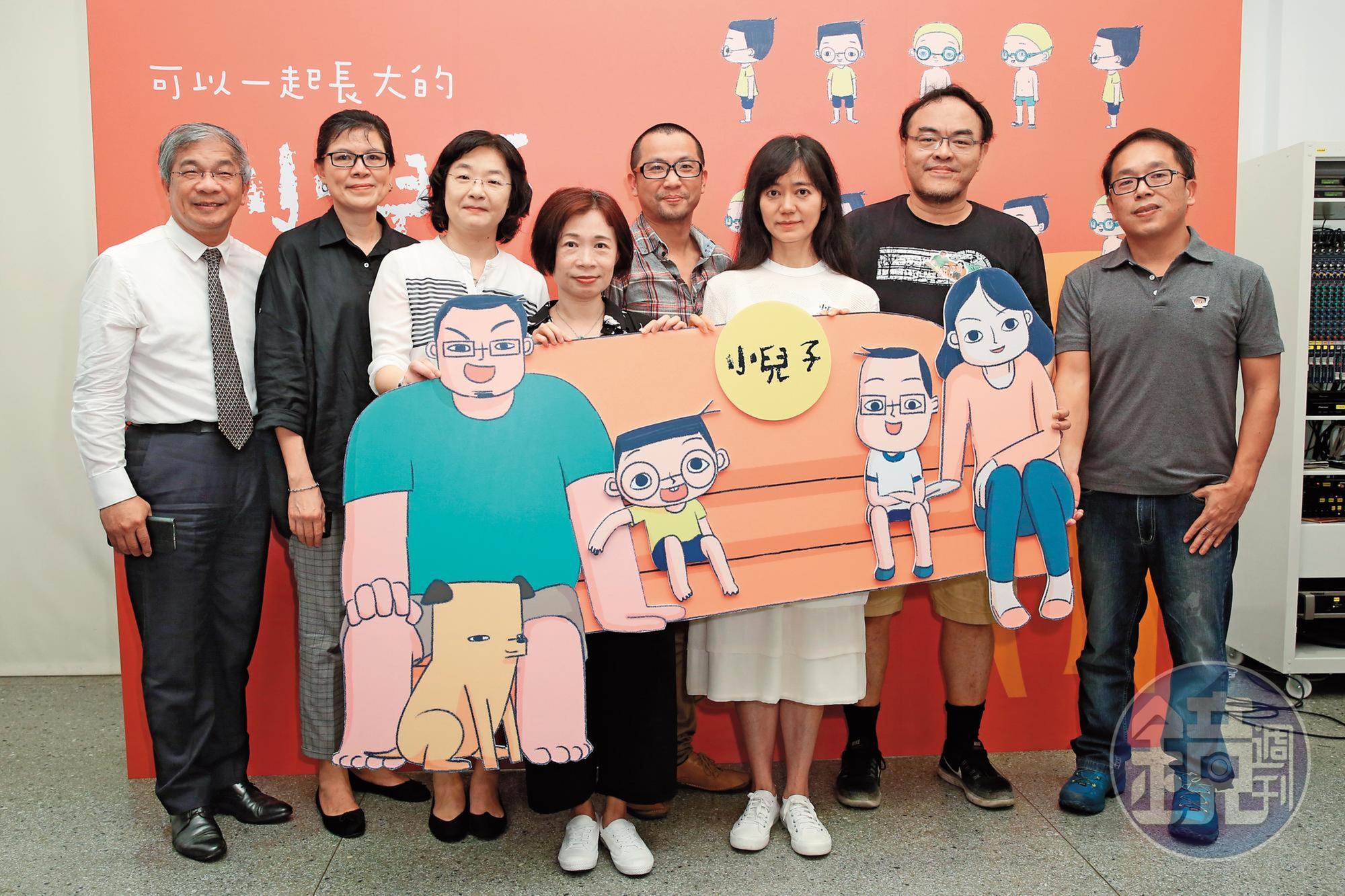  《小兒子》舉行創作發表記者會，世新大學副院長陳清河（左起）、印刻出版社副總編輯江一鯉、文化部影視及流行音樂發展司司長徐宜君、作家陳雪、舞台劇導演黃致凱、夢田文創執行長蘇麗媚、作家駱以軍、動畫導演史明輝共同出席。