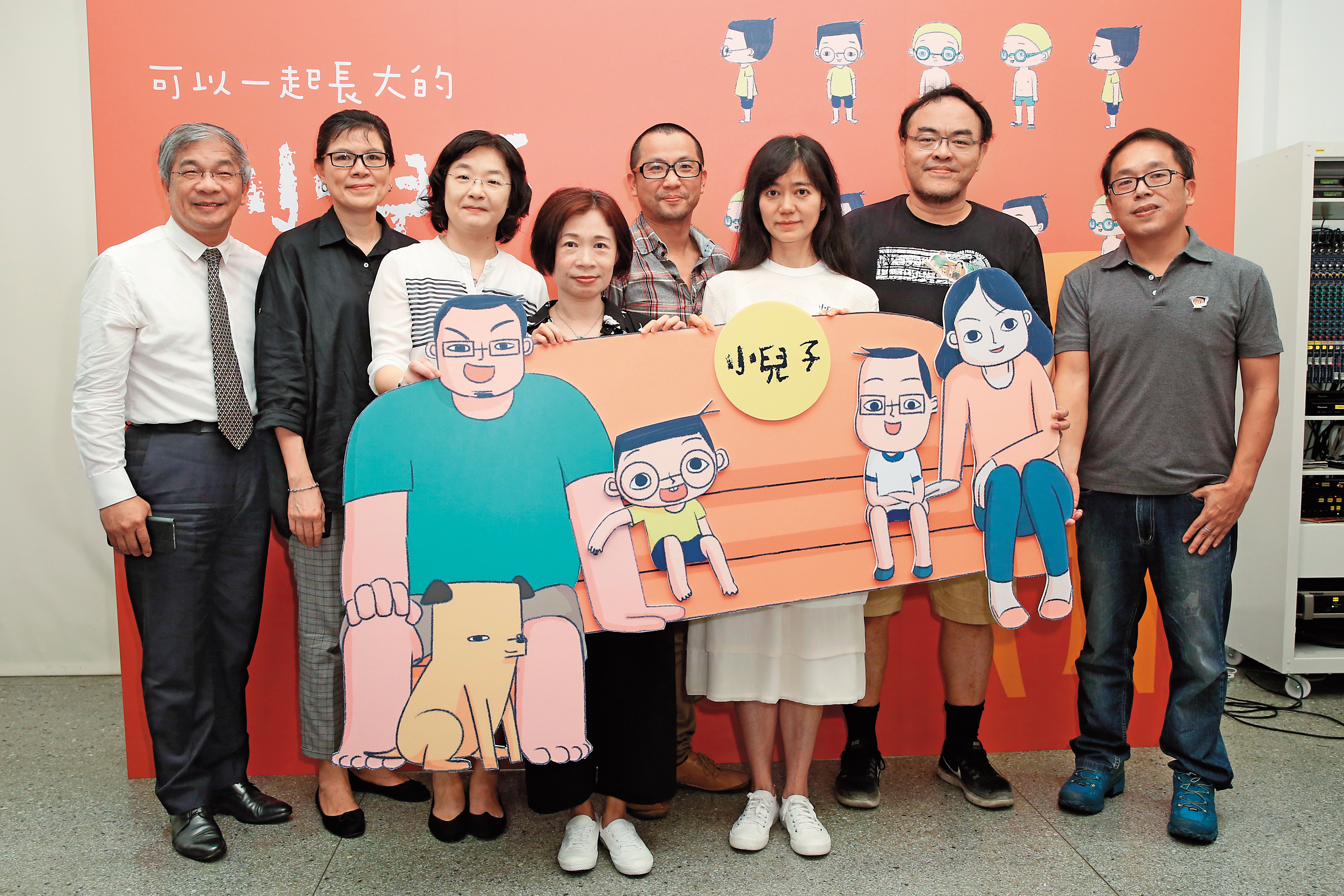  《小兒子》舉行創作發表記者會，世新大學副院長陳清河（左起）、印刻出版社副總編輯江一鯉、文化部影視及流行音樂發展司司長徐宜君、作家陳雪、舞台劇導演黃致凱、夢田文創執行長蘇麗媚、作家駱以軍、動畫導演史明輝共同出席。