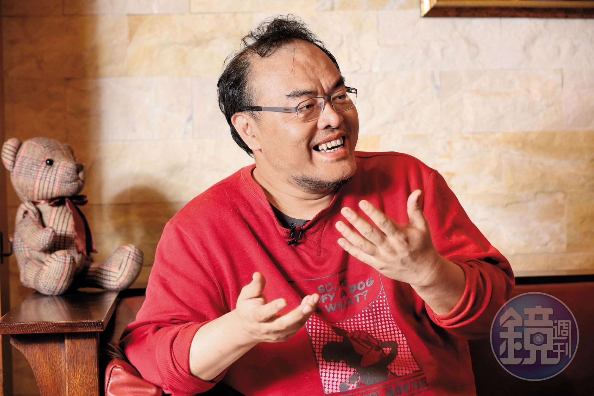 作家駱以軍為人風趣健談，笑稱《小兒子》是自己著作中「含金量零」的作品。