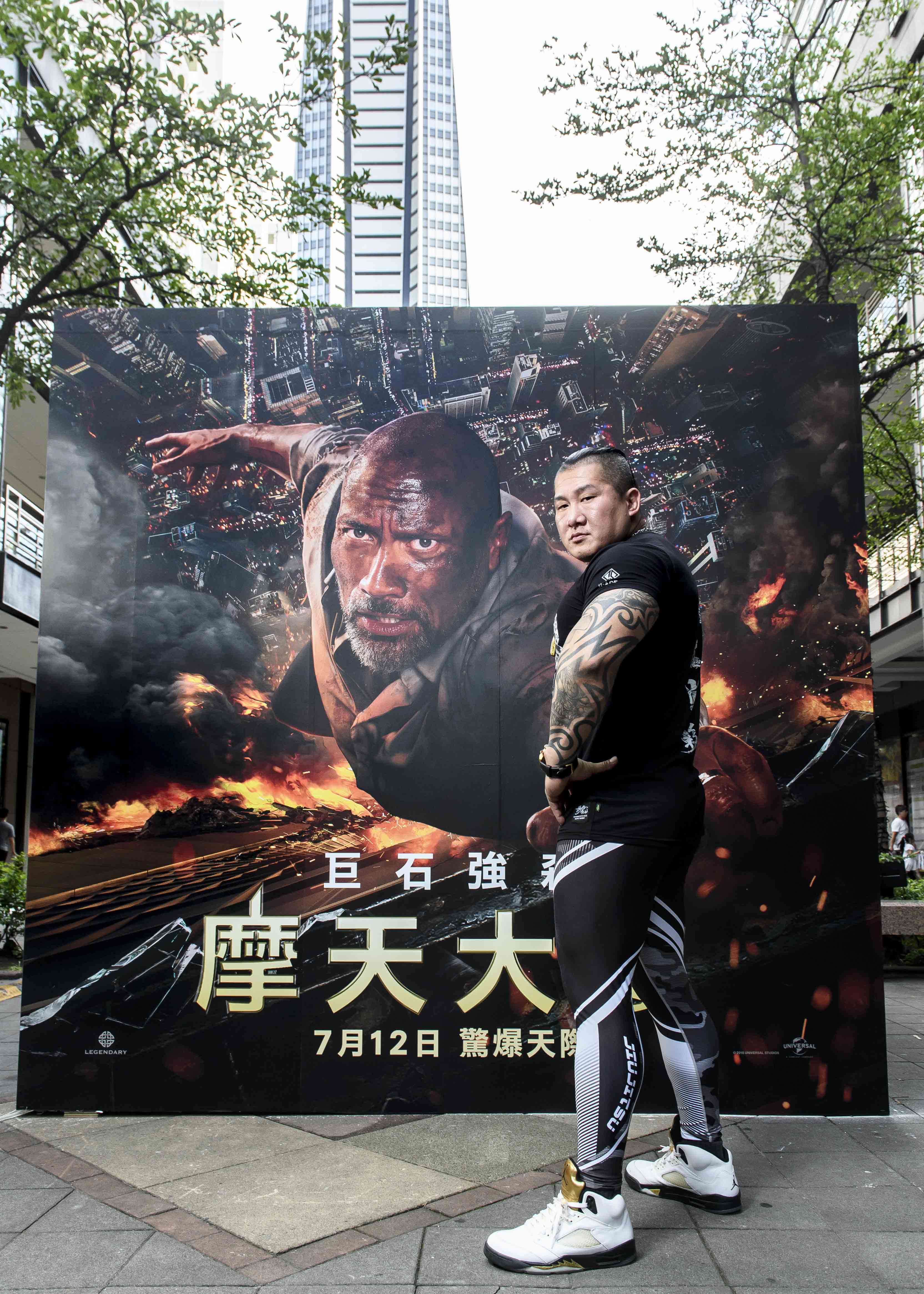 7月17日以前來到台北市信義區香堤大道，就可跟巨石強森一起同框出現在《摩天大樓》。（UIP提供）