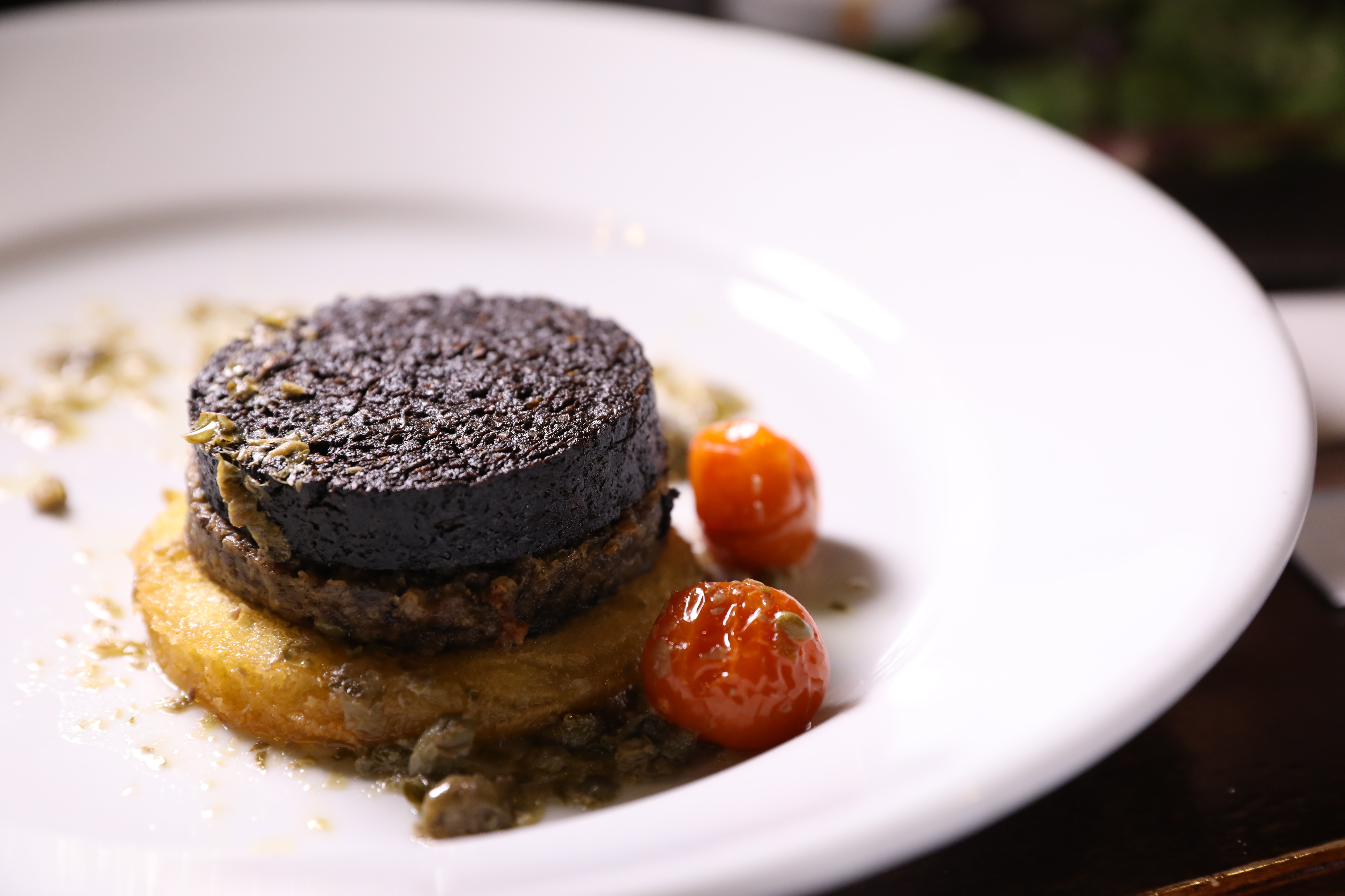 這道「高地與島嶼布丁」，由上而下是斯托諾韋黑布丁、斯貝賽的Haggis與麵包片，氣味跟豬血糕有點類似。（The Mash Tun，7英鎊／份，約NT$279）