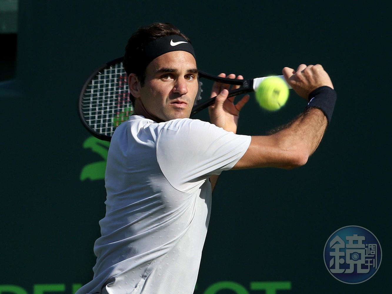 《Roger Federer》費德勒「費神」的稱號不用再多加描述，他目前已贏得了20座大滿貫冠軍，是男子網壇最傳奇的球員。他與勞力士之間更是已超越一般代言人身分，簡直達到命運共同體的關係。不過，紅土是費德勒最不擅長的領域，他因此缺席今年法網，保留戰力，全力拚戰接下來的英國溫布頓。（東方IC）