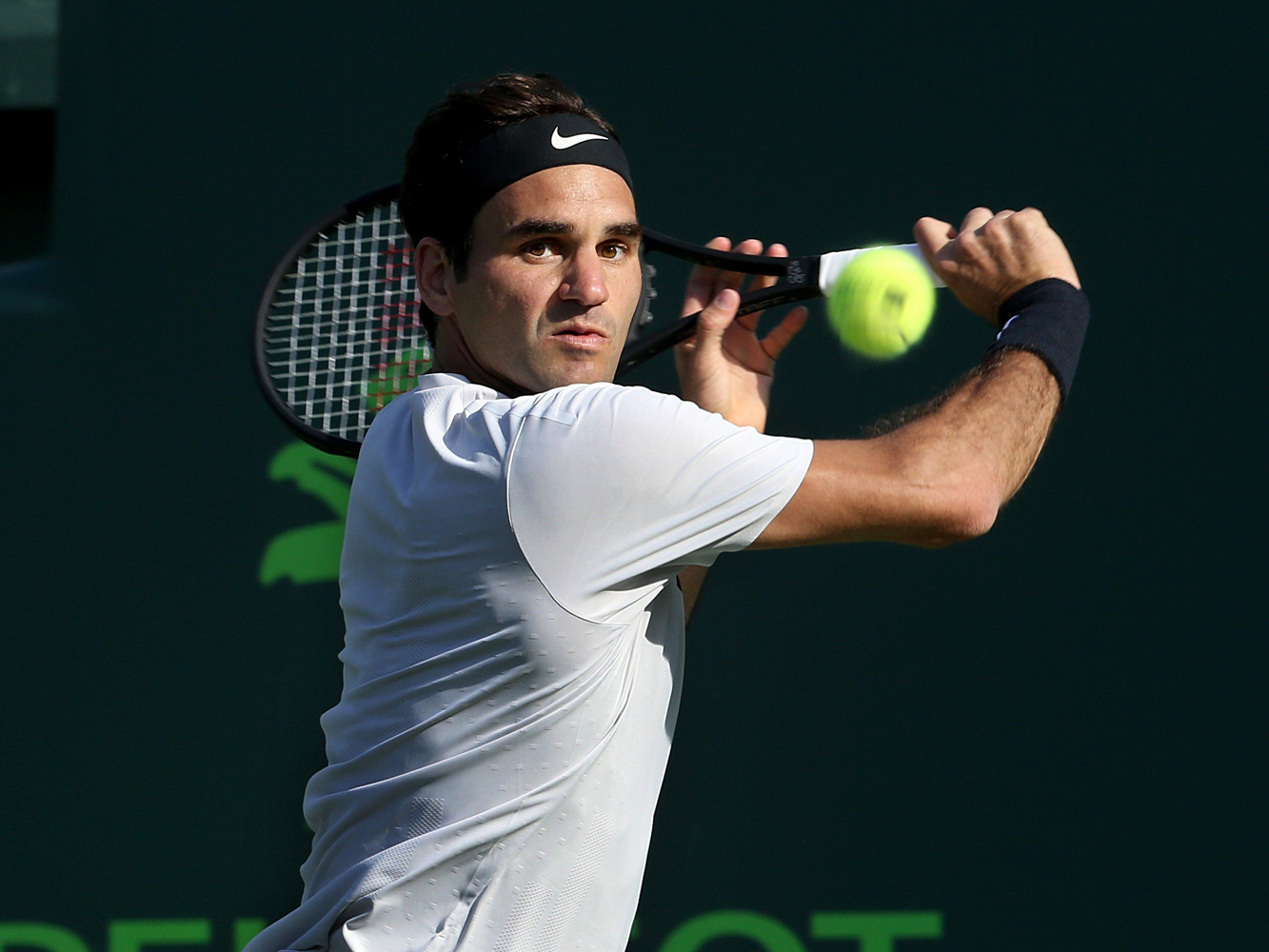 《Roger Federer》費德勒「費神」的稱號不用再多加描述，他目前已贏得了20座大滿貫冠軍，是男子網壇最傳奇的球員。他與勞力士之間更是已超越一般代言人身分，簡直達到命運共同體的關係。不過，紅土是費德勒最不擅長的領域，他因此缺席今年法網，保留戰力，全力拚戰接下來的英國溫布頓。（東方IC）