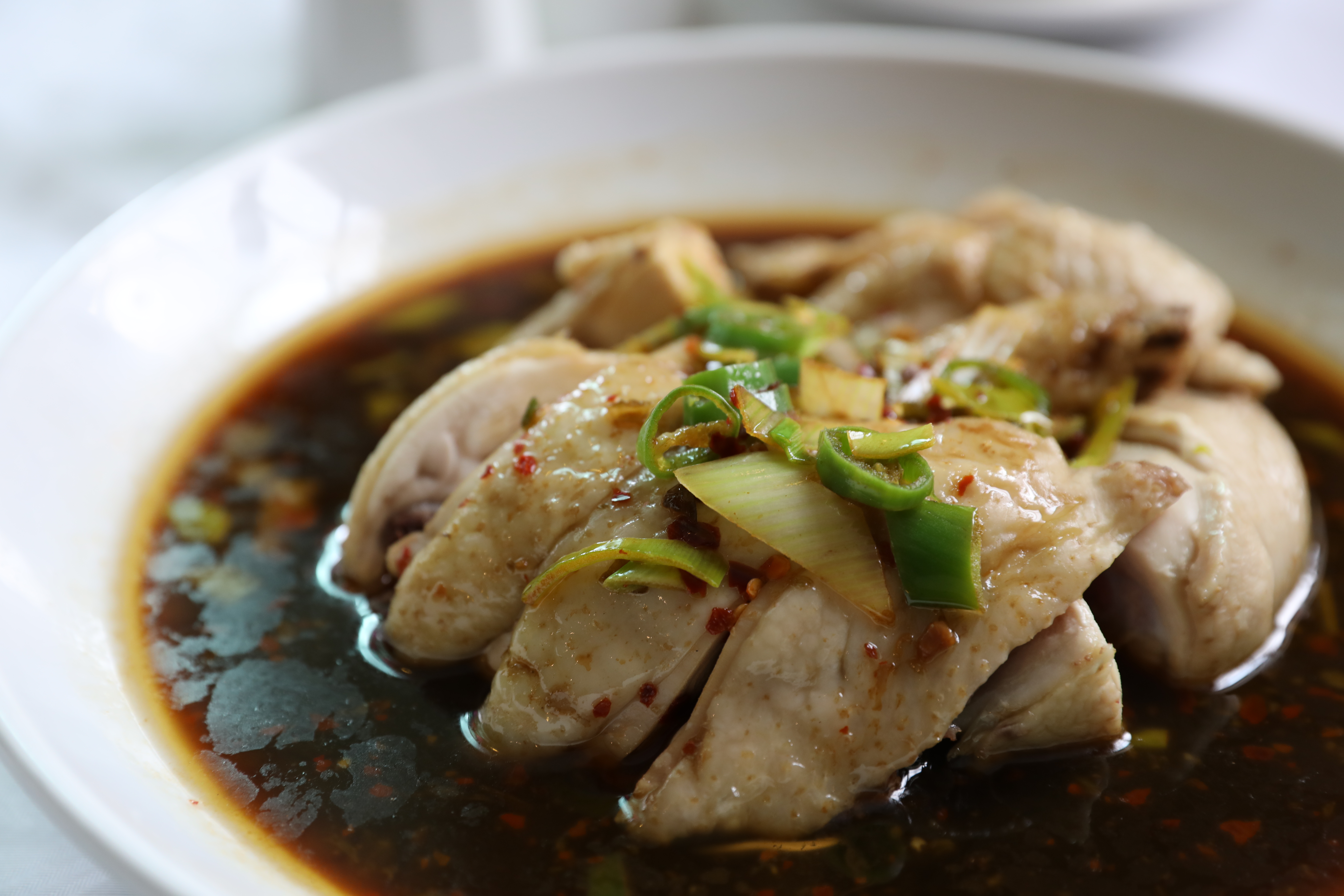 金龍閣的「醬油雞」，勉強能撫慰空虛的台灣胃。