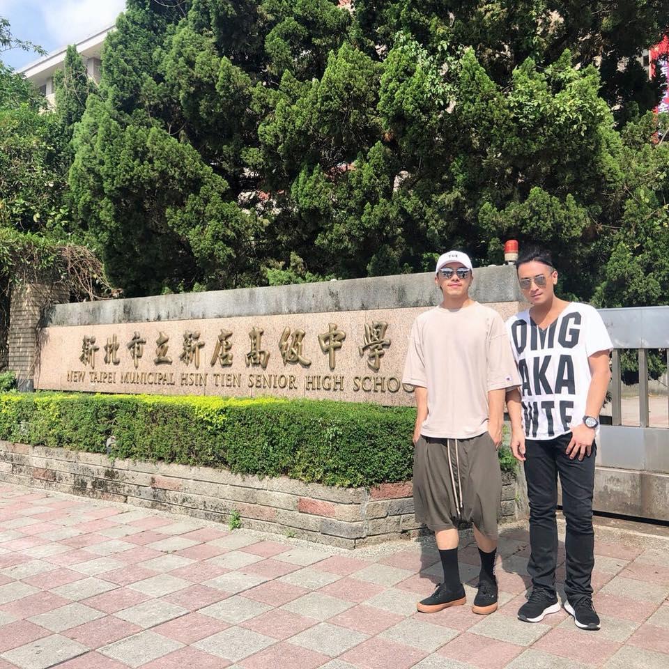 坤達與Toro(右)2人同是新店高中的校友。(翻攝自坤達臉書)
