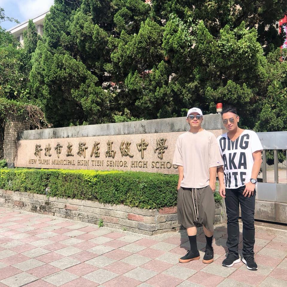坤達與Toro（右）2人同是新店高中的校友。（翻攝自坤達臉書）