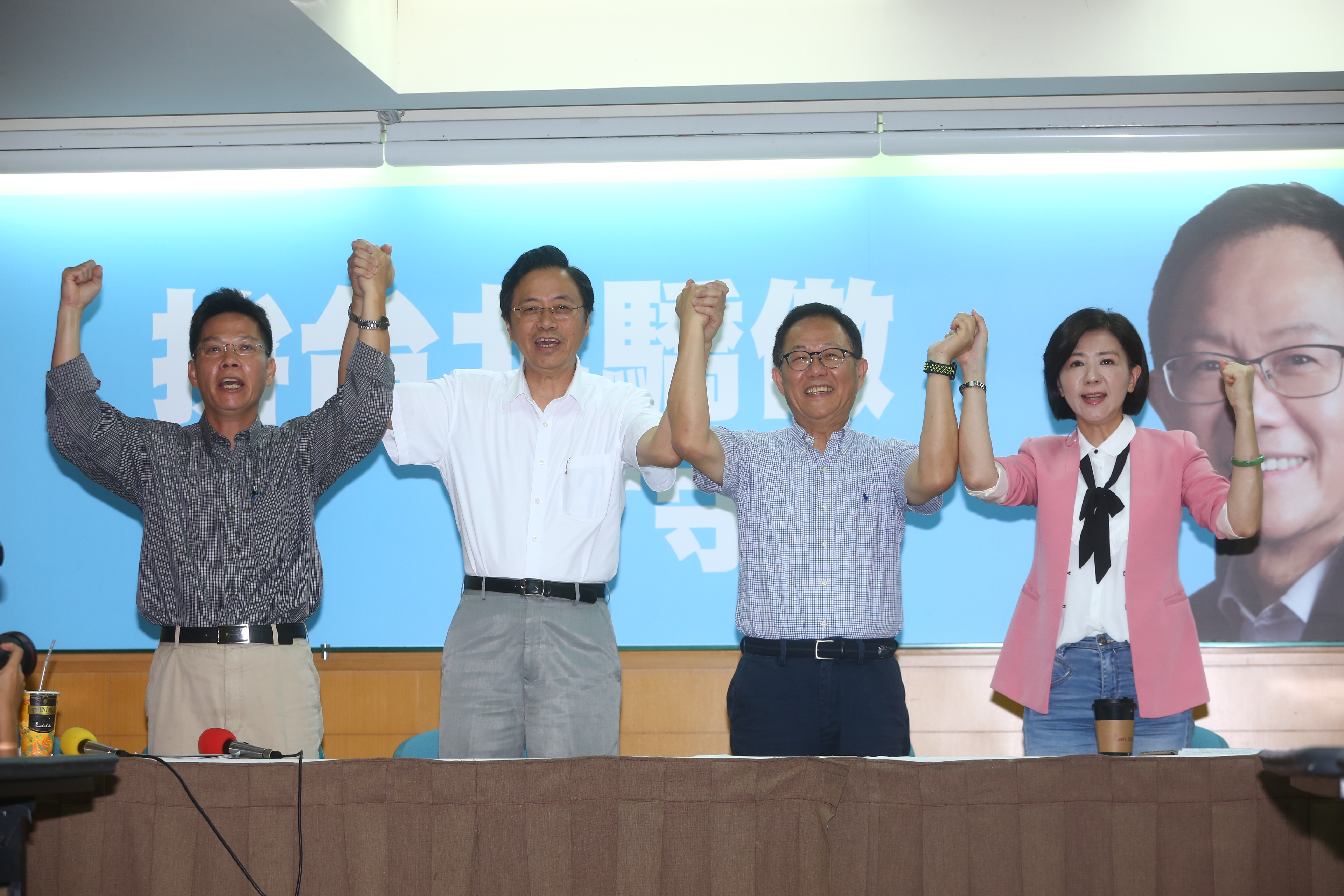 丁守中今公布張善政（左2）擔任競選總部主委、立委王育敏（右1）任總幹事。