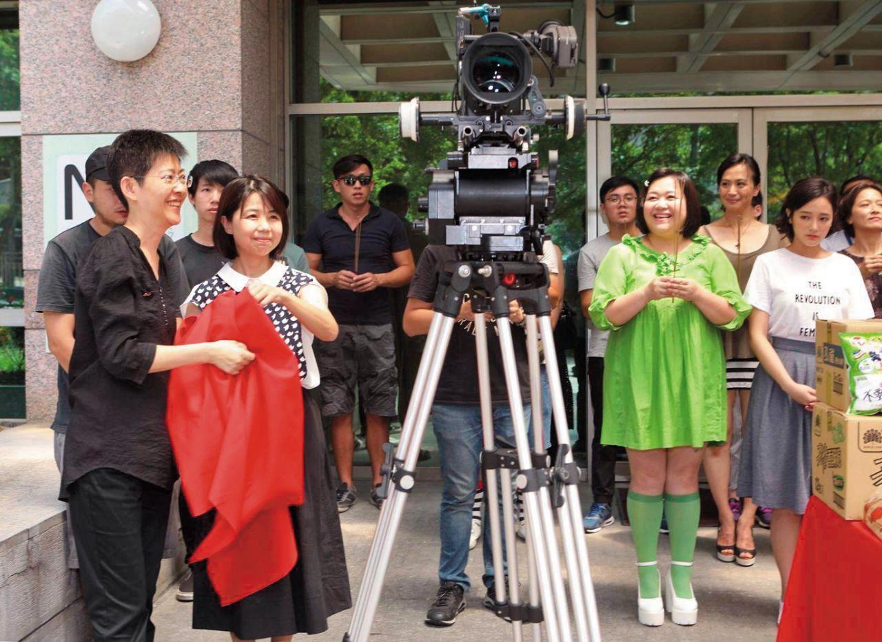 公視總經理曹文傑(前排左一)和導演陳慧翎(前排左二)去年主持《你的孩子不是你的孩子》開鏡,以一集380萬元預算端出的成績,令人驚喜。(公視提供)