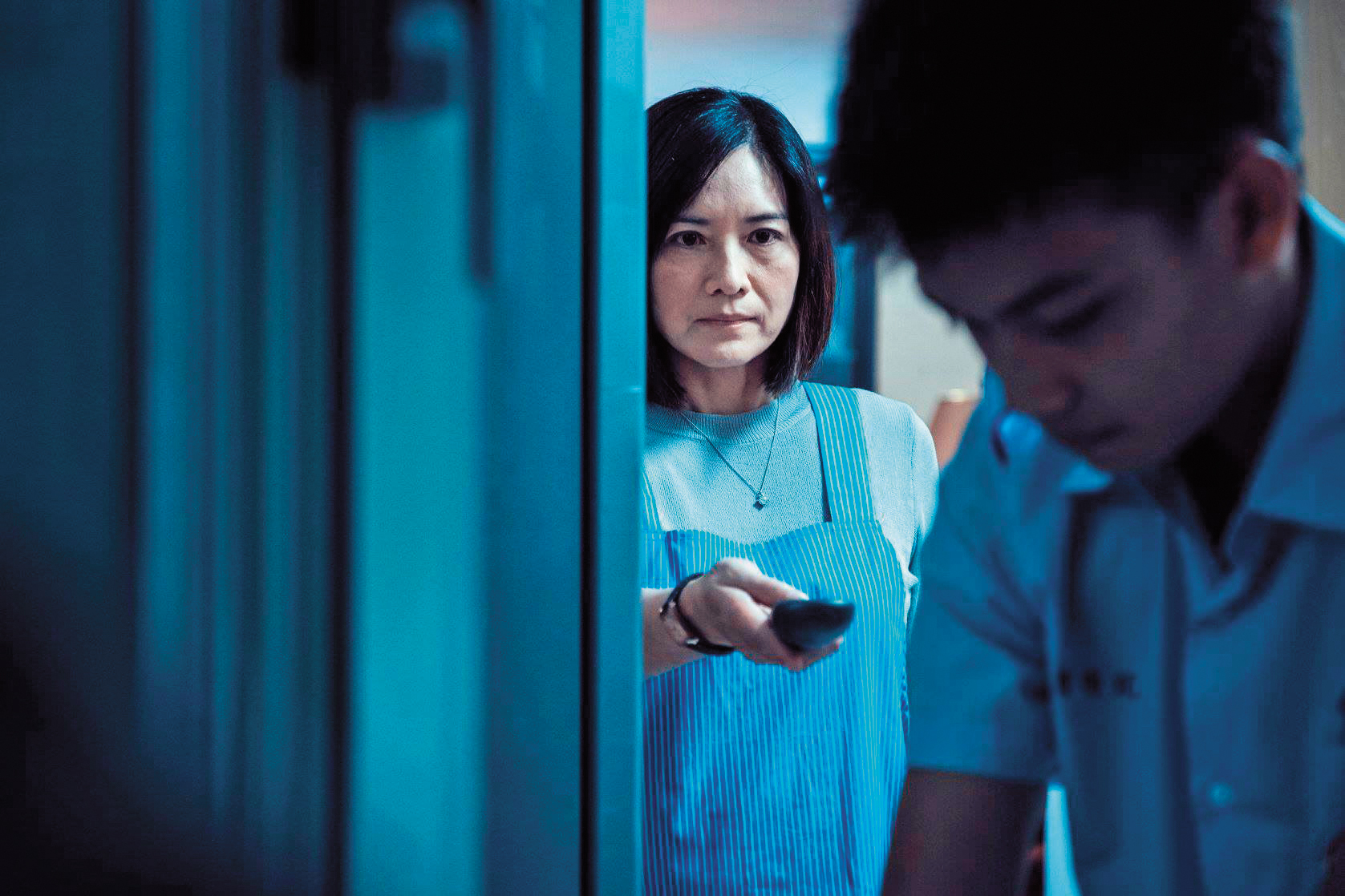 《你的孩子不是你的孩子》探討升學主義下扭曲的親子關係,柯素雲在首集單元〈媽媽的遙控器〉飾演只在乎兒子功課的母親,想要掌控一切的冰冷表情,穿透螢幕令人心寒。(公視提供)