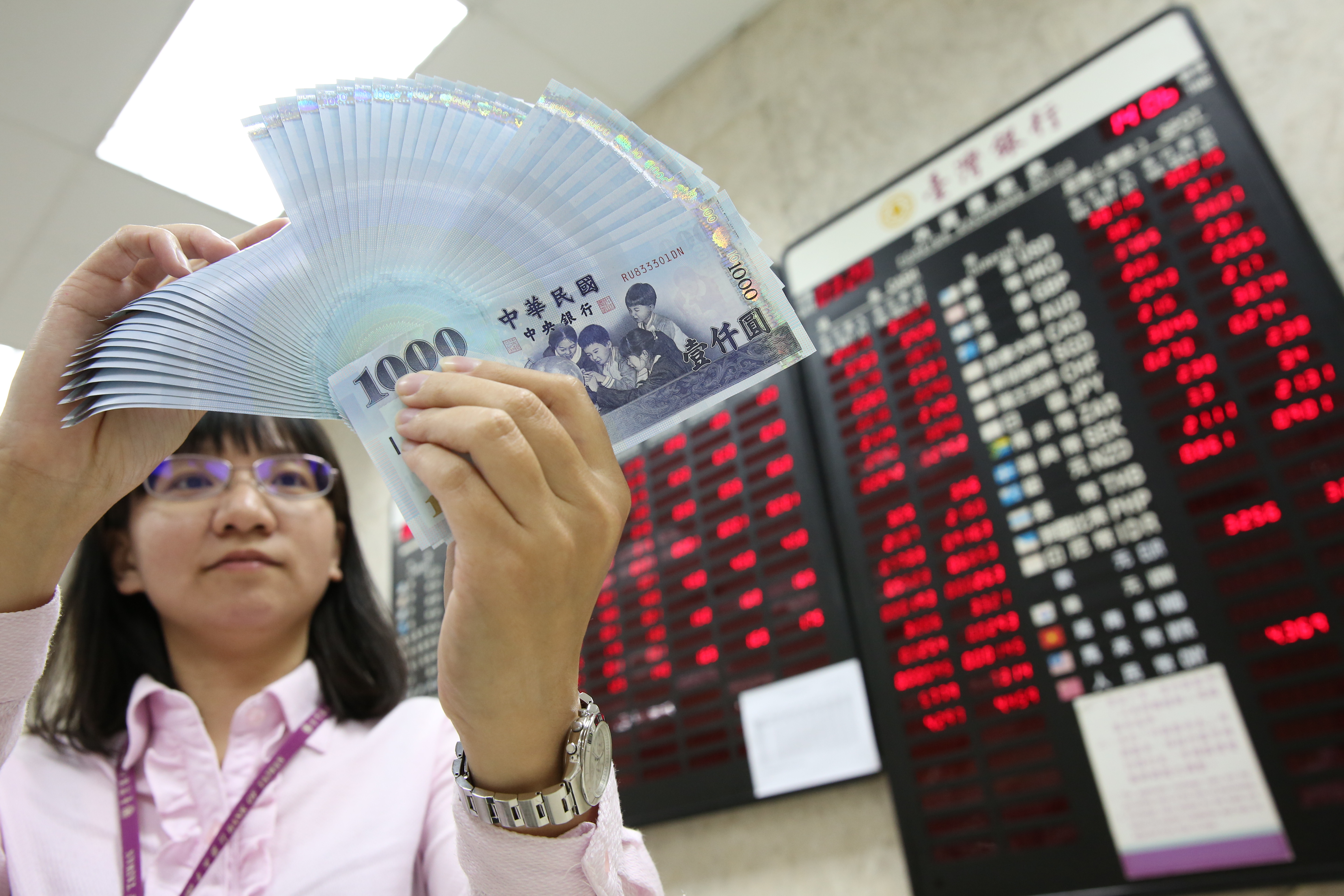 台幣貶值下，科技股可望回沖匯損或有匯兌收益，加上本益比仍低，對股價有正面助益。