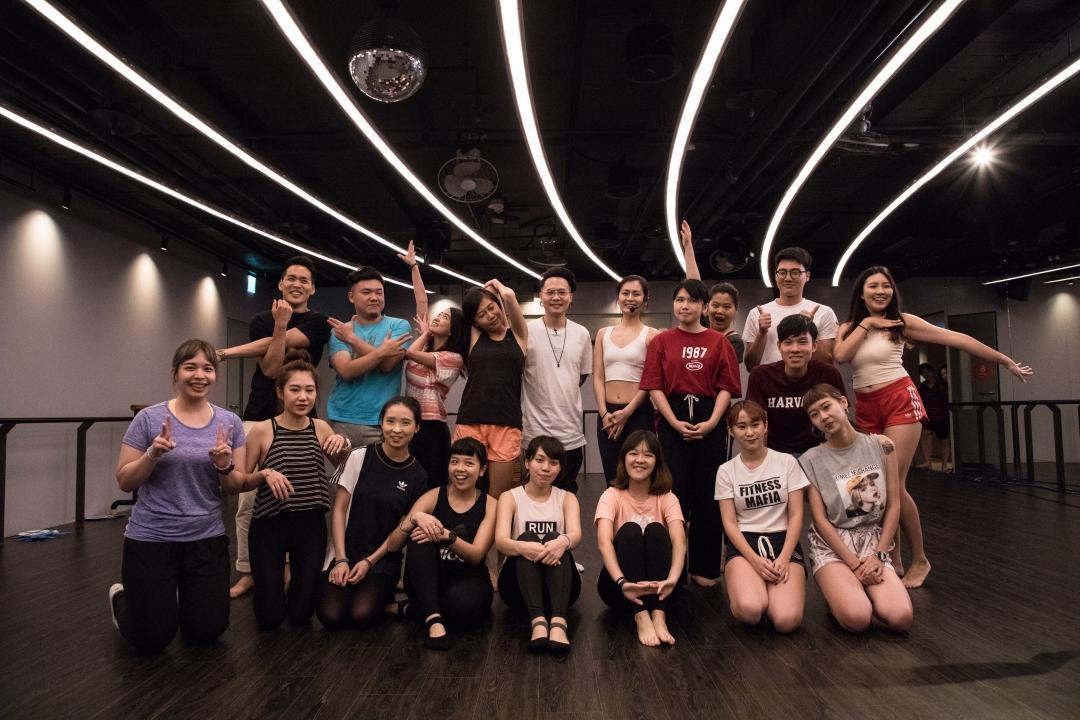 蕭秉治上《速爆搶聽會》節目，突擊瑜珈教室打歌。（KKBOX提供）
