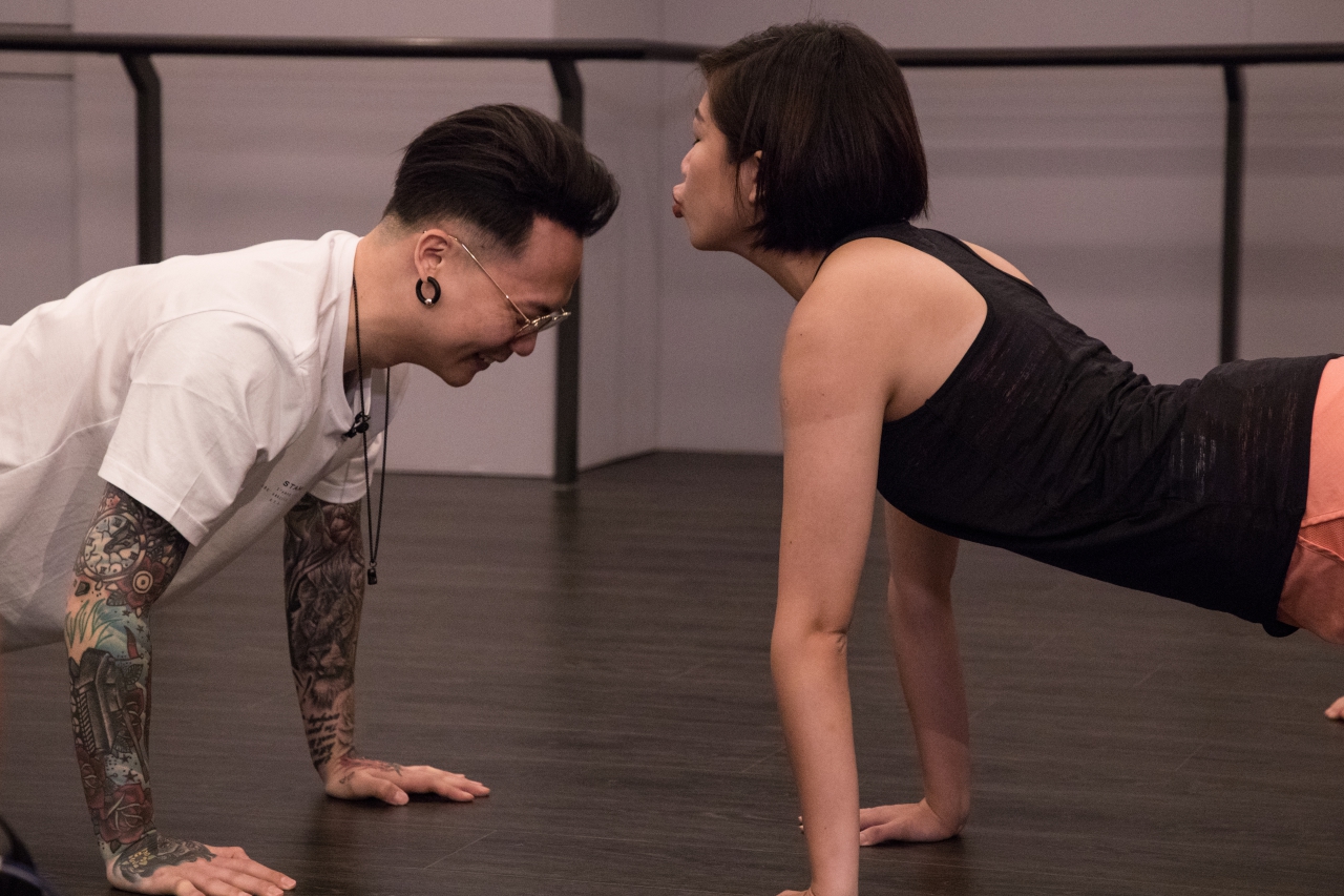 跟女粉絲做雙人瑜伽，蕭秉治還遇上對方獻吻羞到不行。（KKBOX提供）